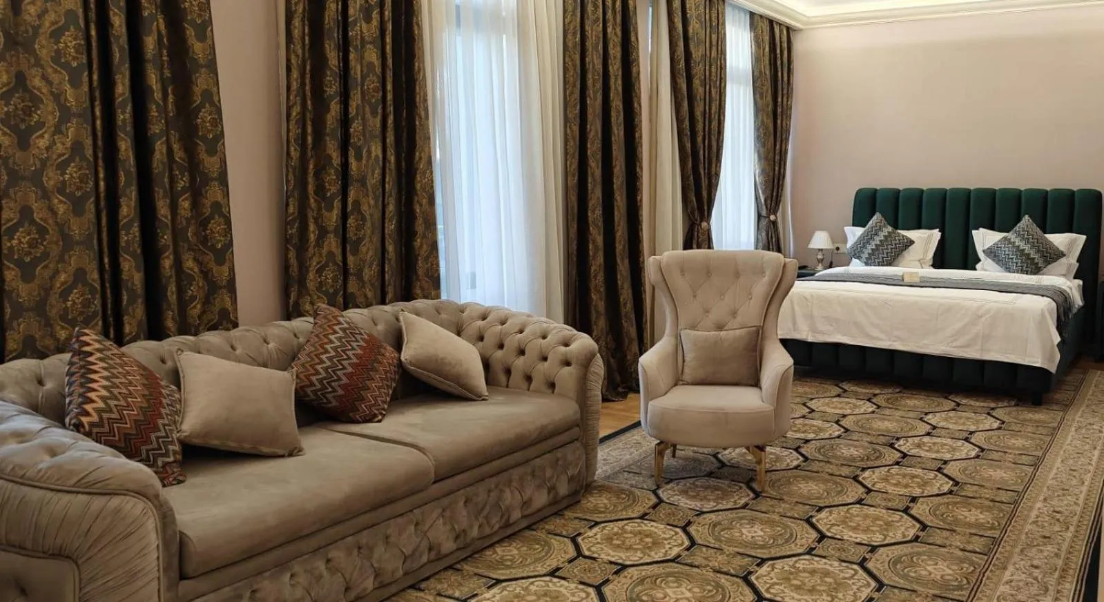 Living room, Bed in Savoy Hotel