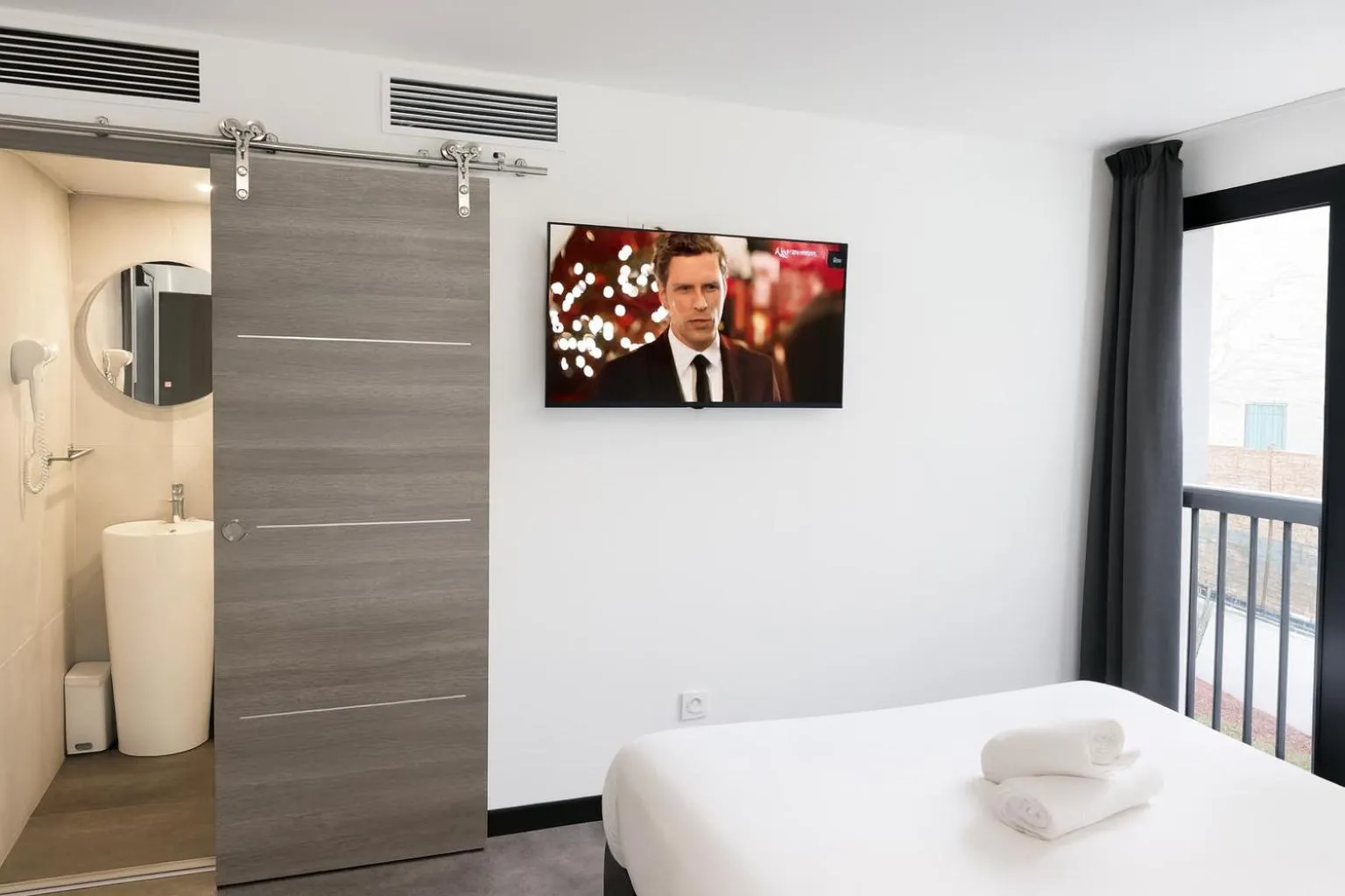 Bedroom, Bed in Urban Style Cannes Mouans-Sartoux