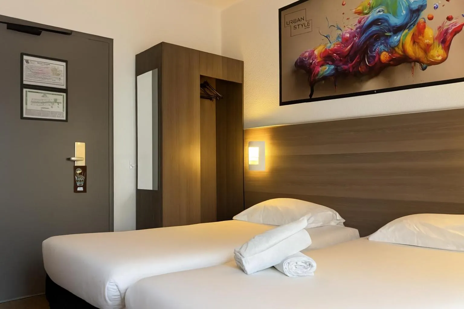 Bedroom, Bed in Urban Style Cannes Mouans-Sartoux