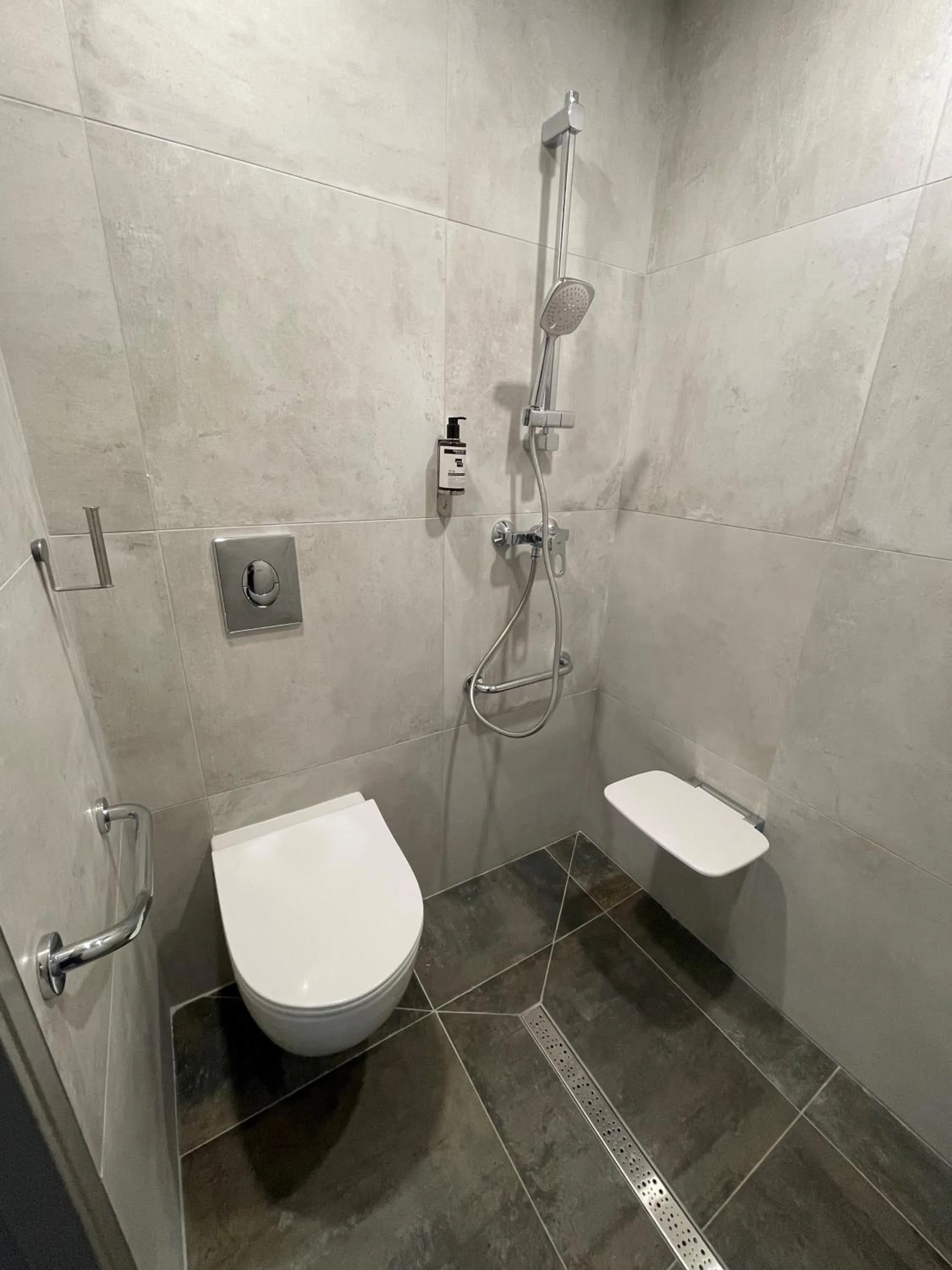 Shower in Urban Style Cannes Mouans-Sartoux