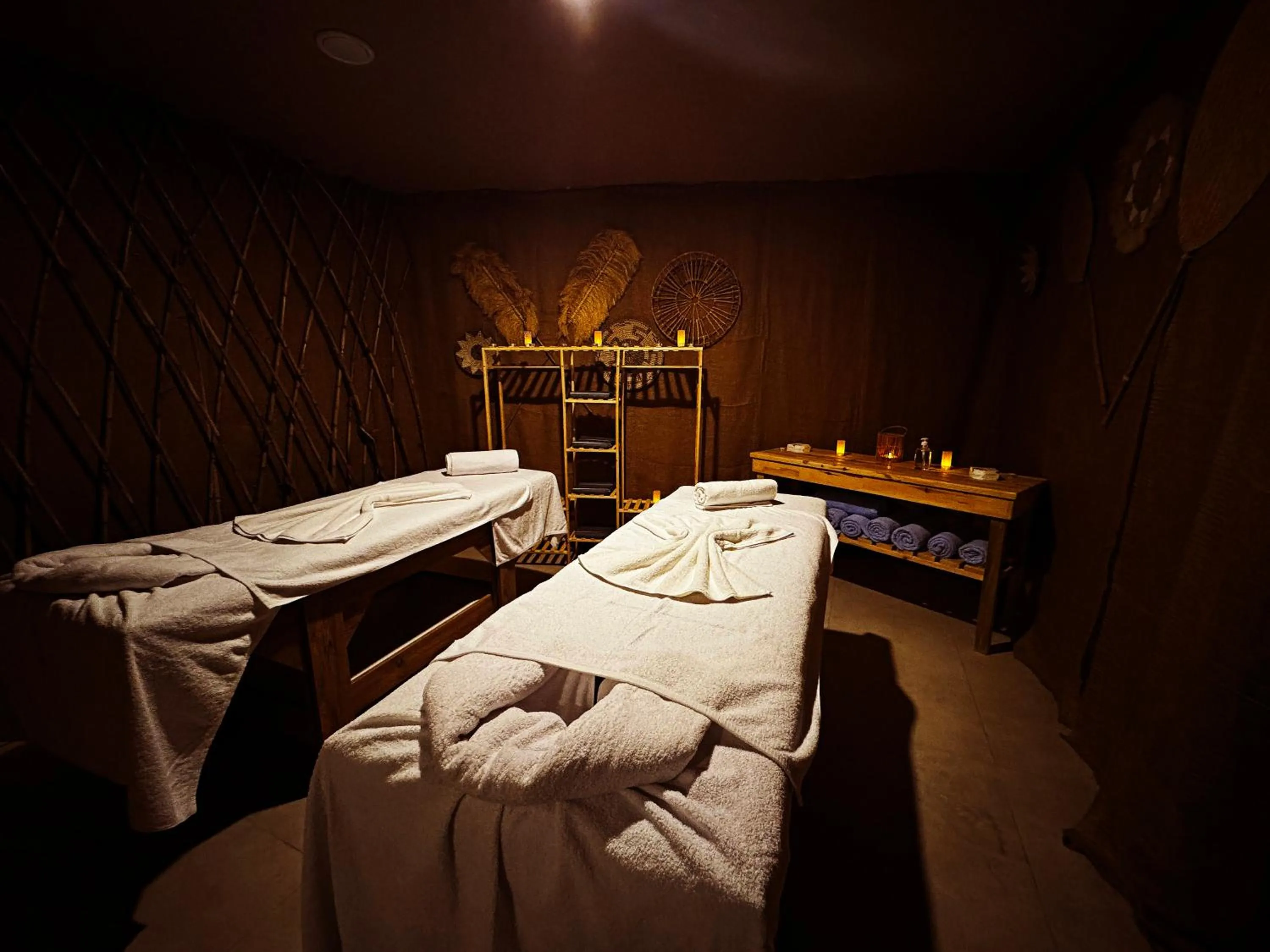 Hot Tub, Bed in Wolf Of The City Hotel & Spa