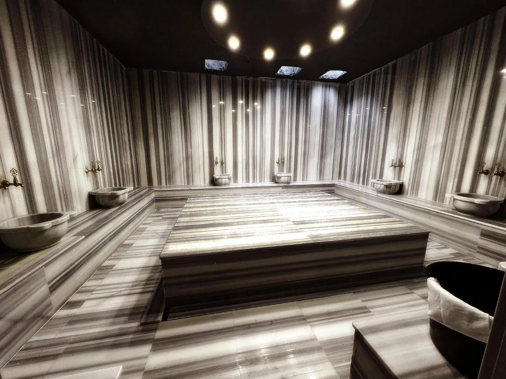 Steam room, Bed in Wolf Of The City Hotel & Spa