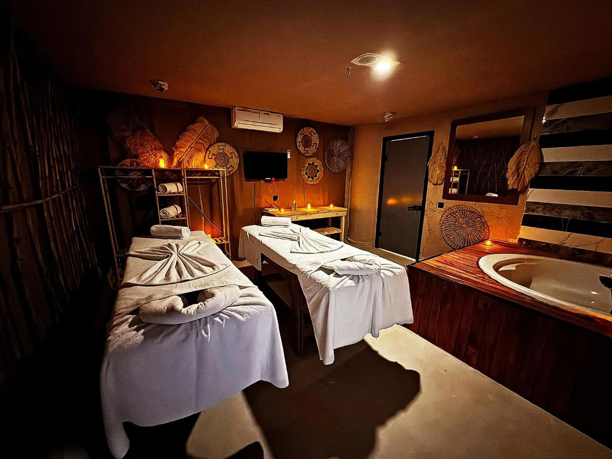 Hot Tub, Bed in Wolf Of The City Hotel & Spa