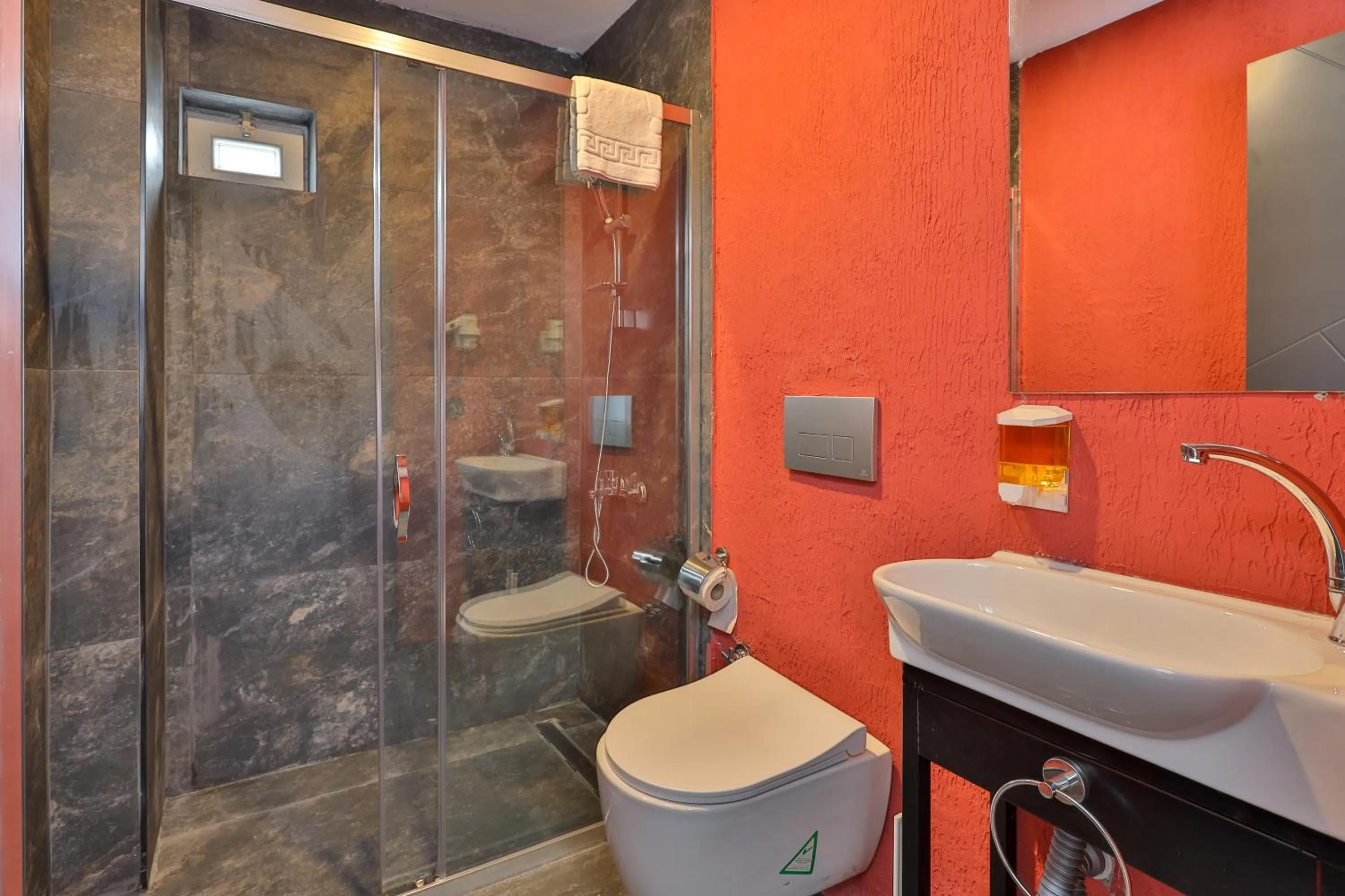 Shower in Wolf Of The City Hotel & Spa