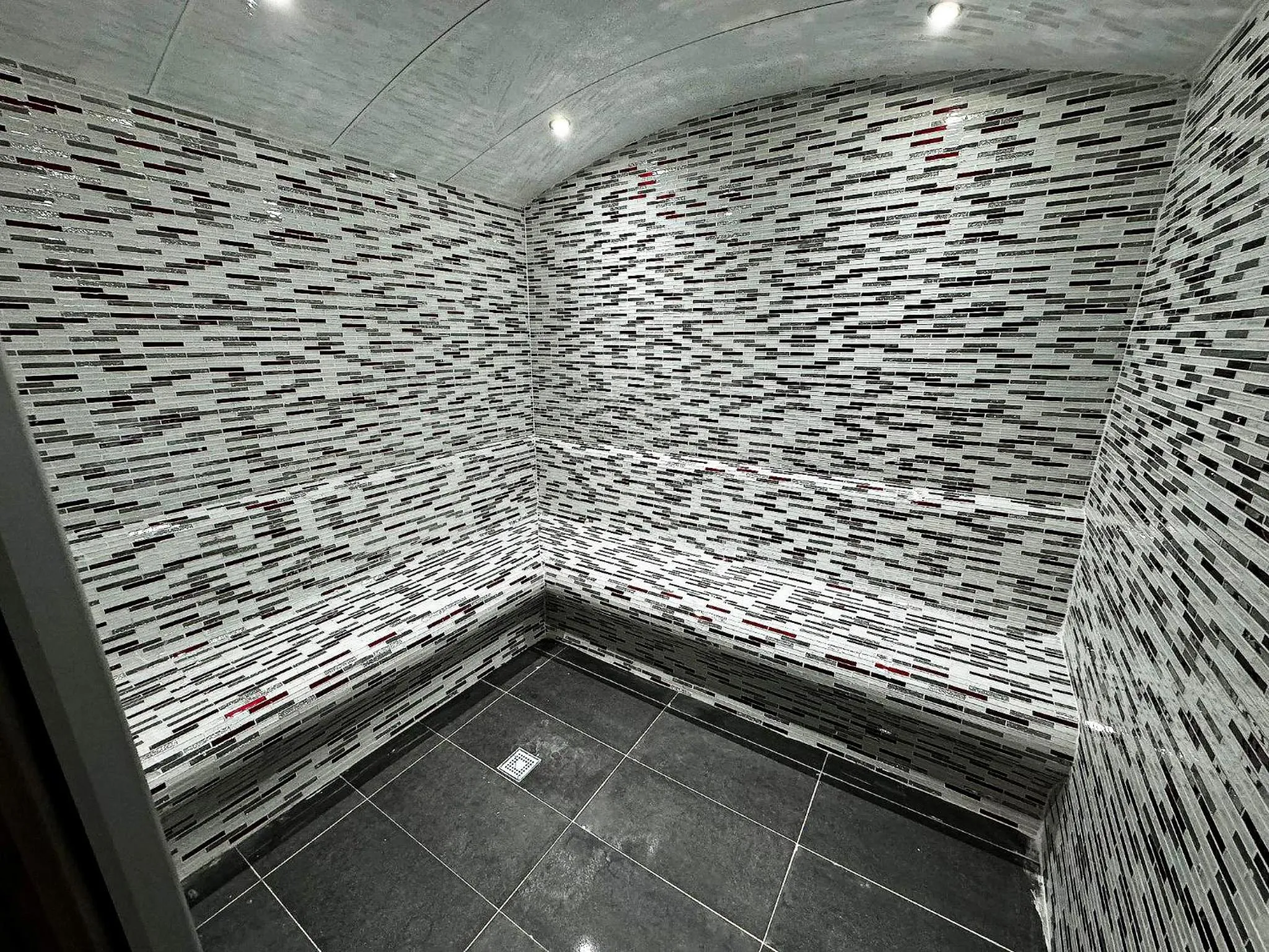 Shower in Wolf Of The City Hotel & Spa