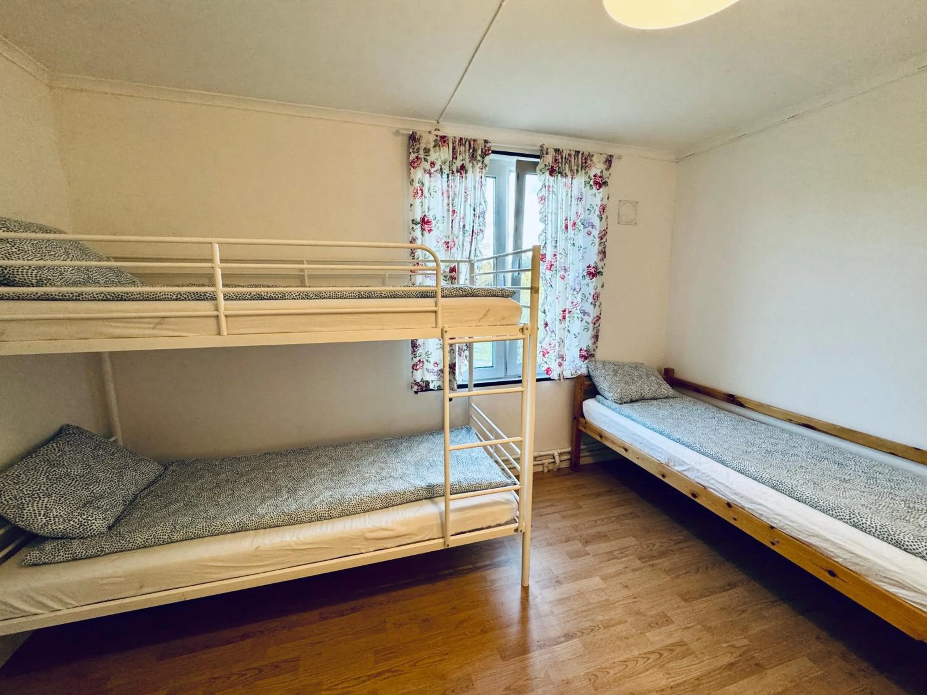 Bed in Hässlebogården Turist & Konferens