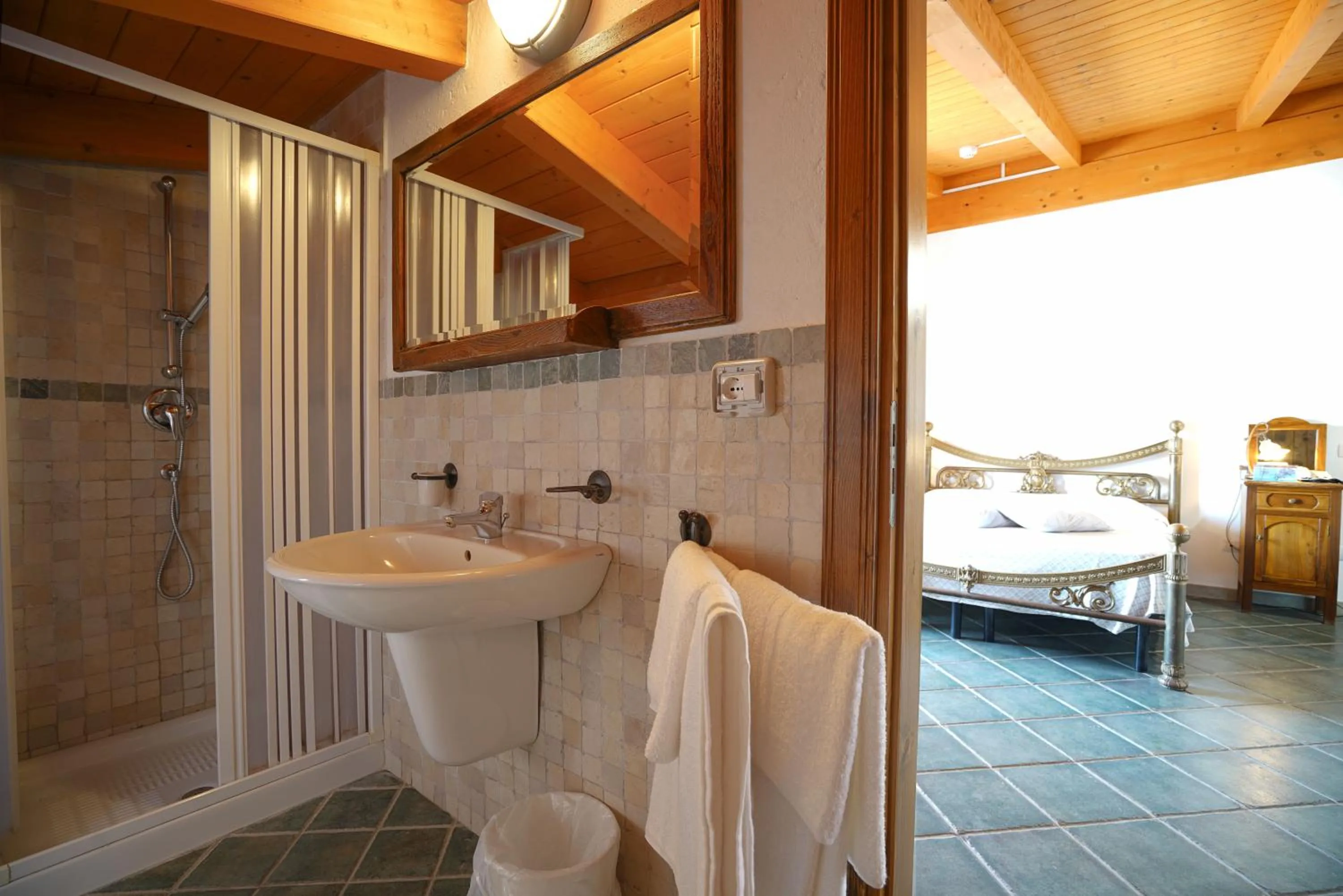 Shower, Bed in Hotel Residence Costa Azzurra