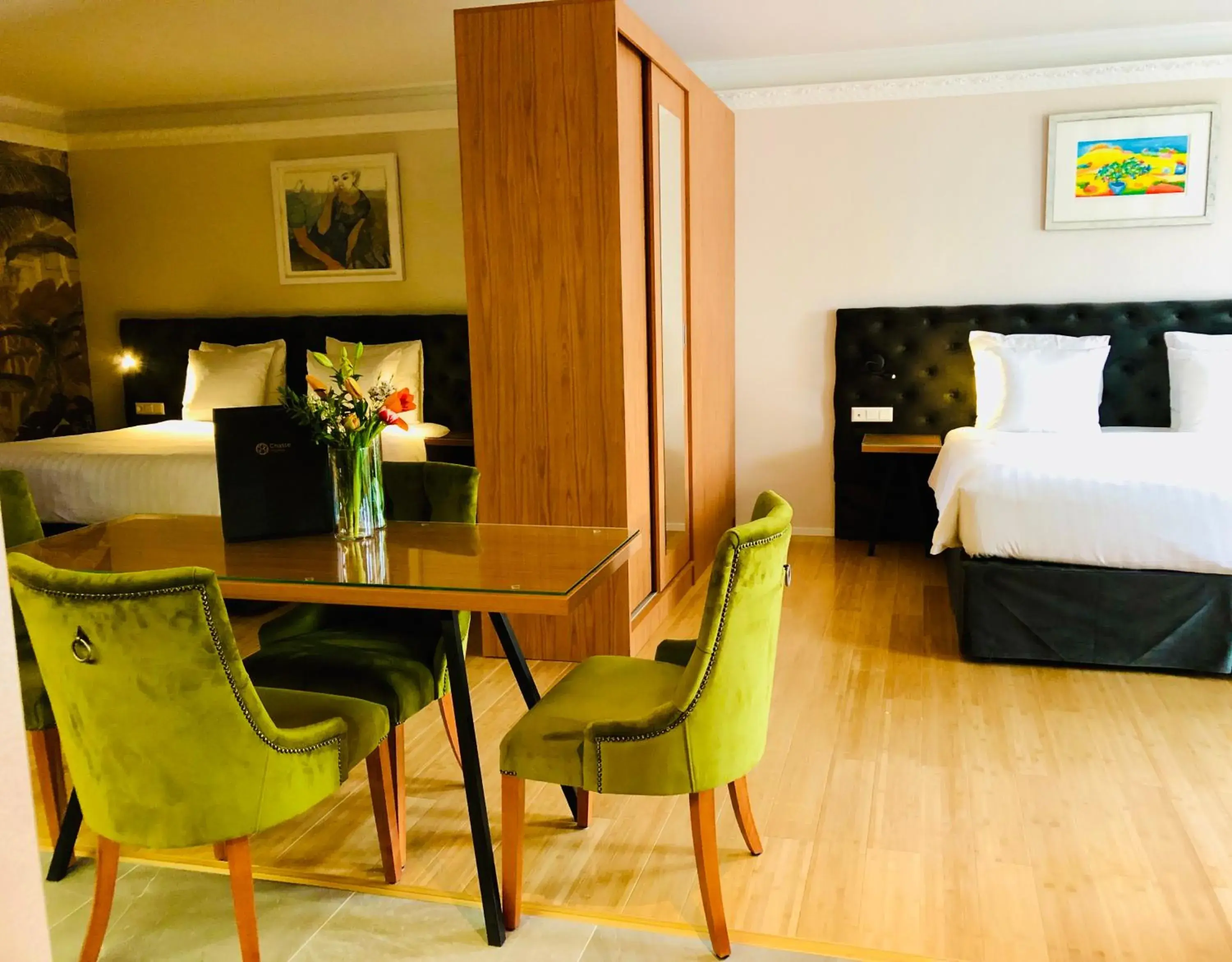 Grand Deluxe in Chassé Hotel Residency Grand Deluxe in Chassé Hotel Residency