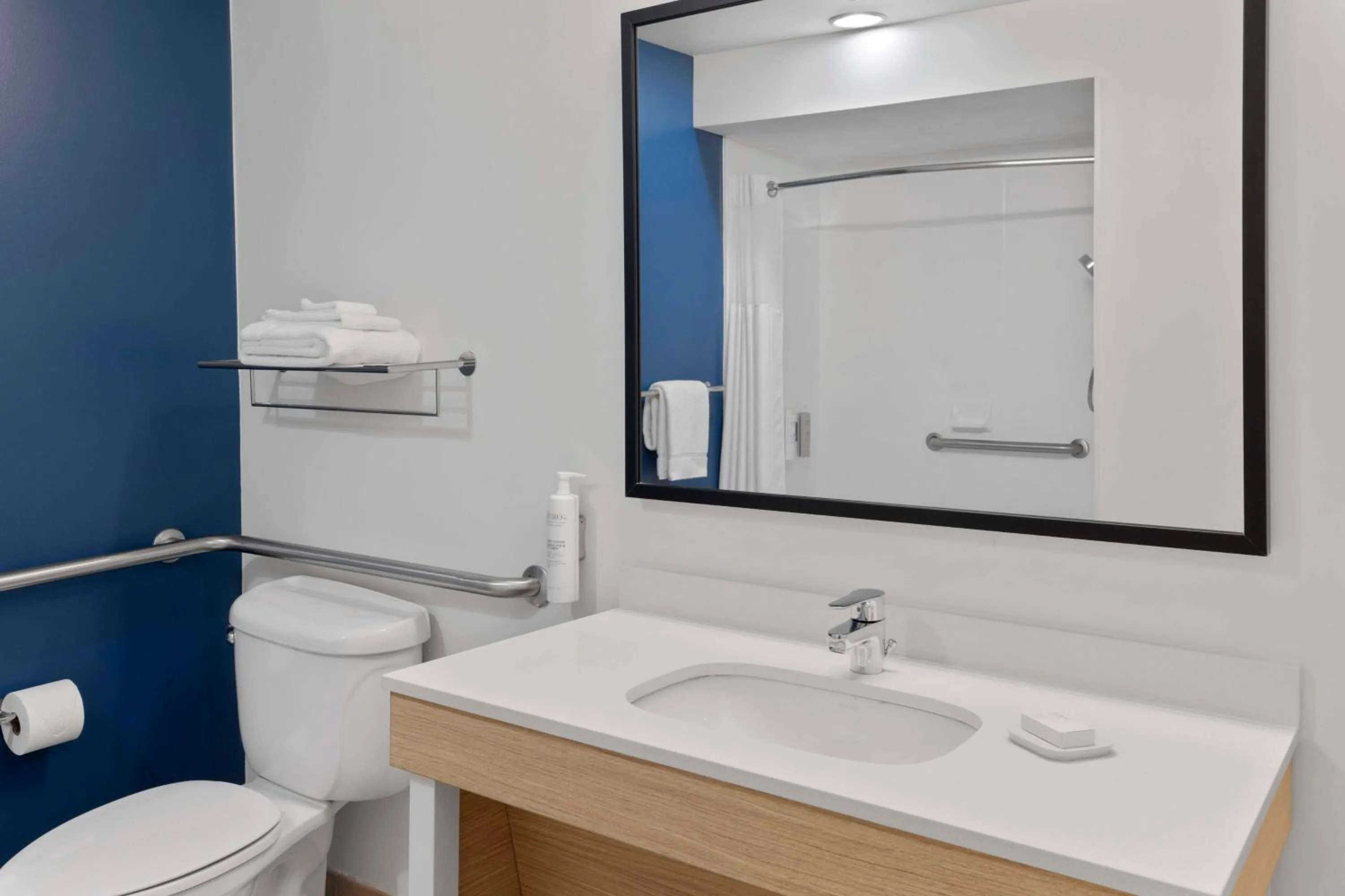 Bathroom in Garland Inn