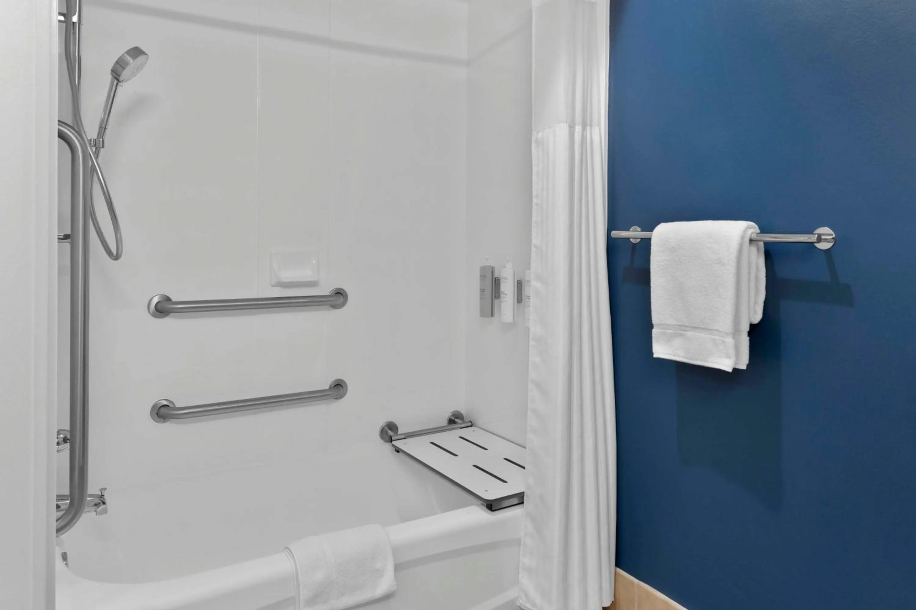 Bathroom in Garland Inn