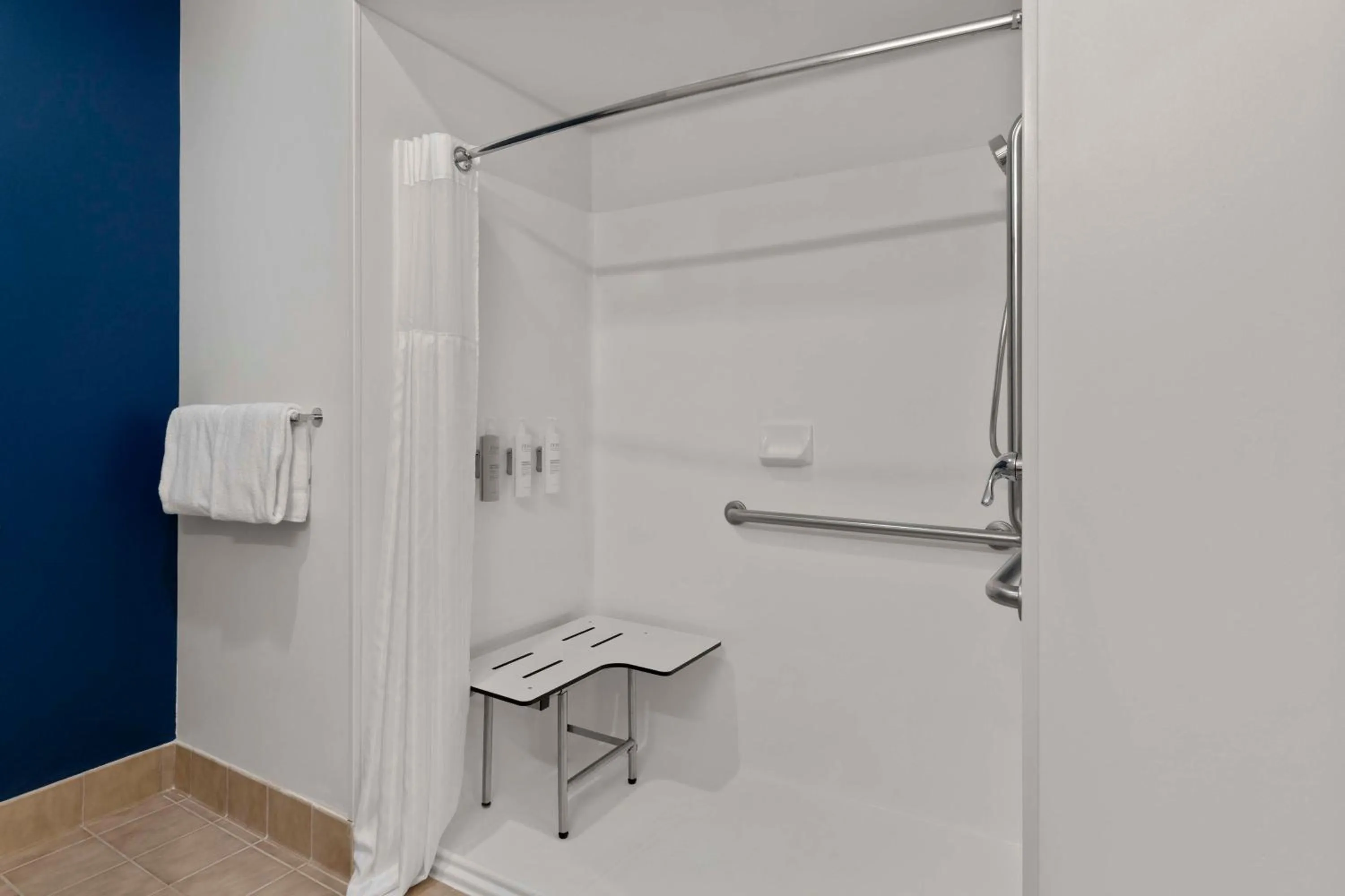 Bathroom in Garland Inn