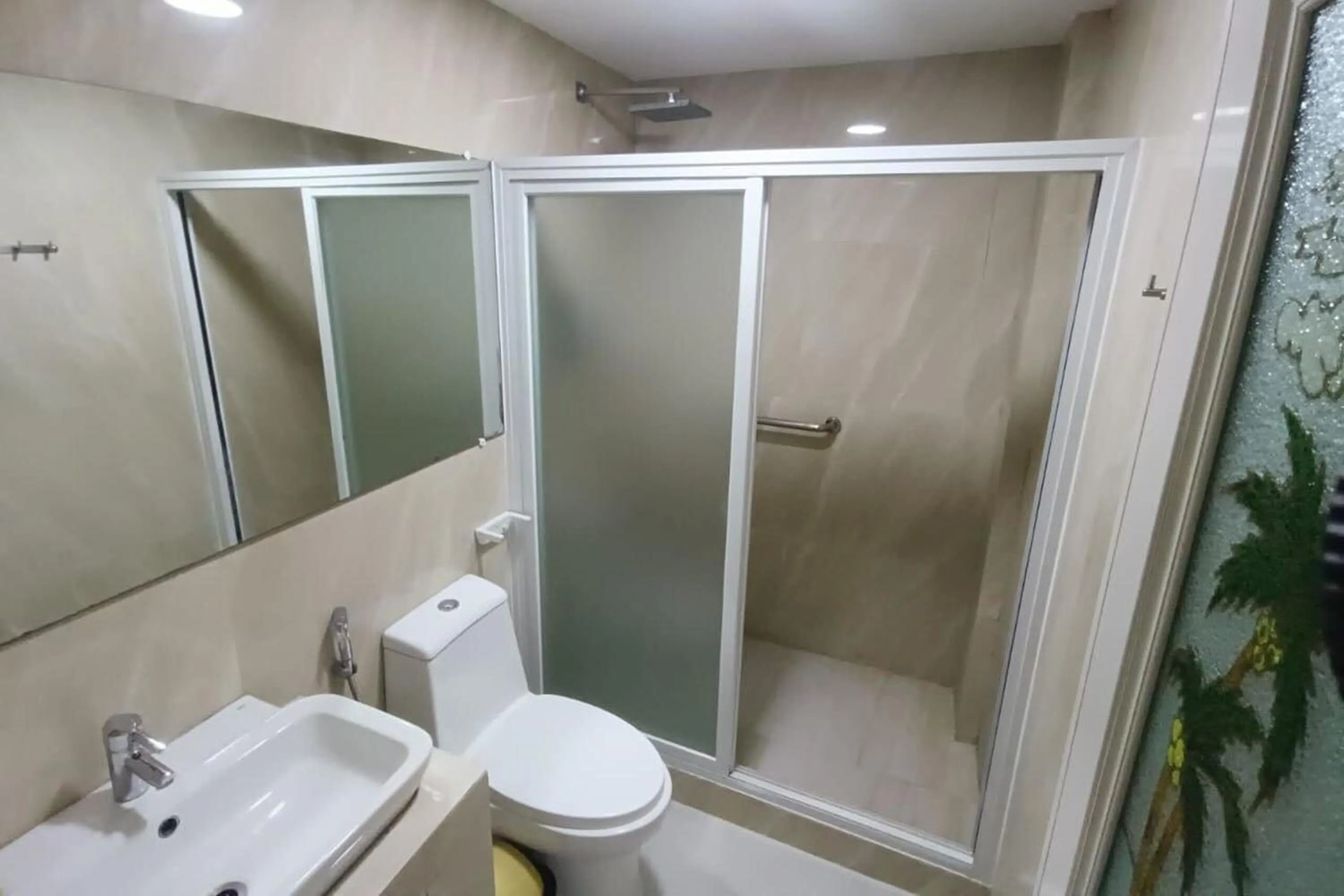 Shower in Empress Island Hotel