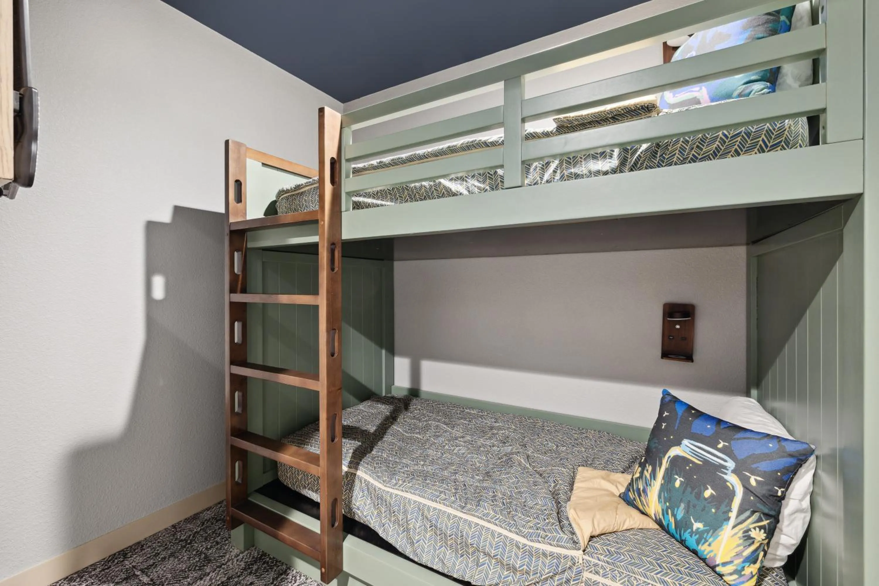 Bed in Dollywood's HeartSong Lodge & Resort