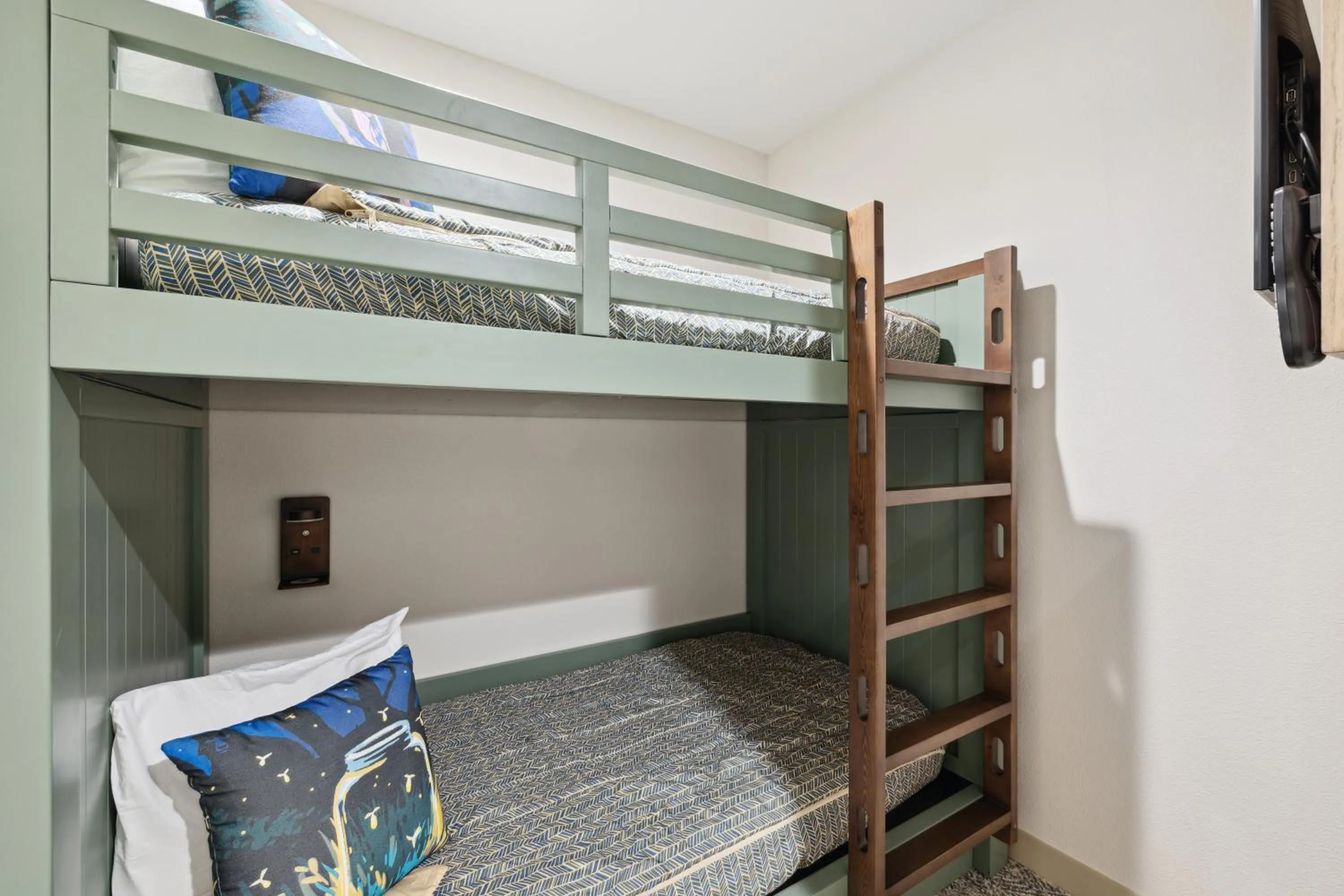 Bedroom, Bed in Dollywood's HeartSong Lodge & Resort