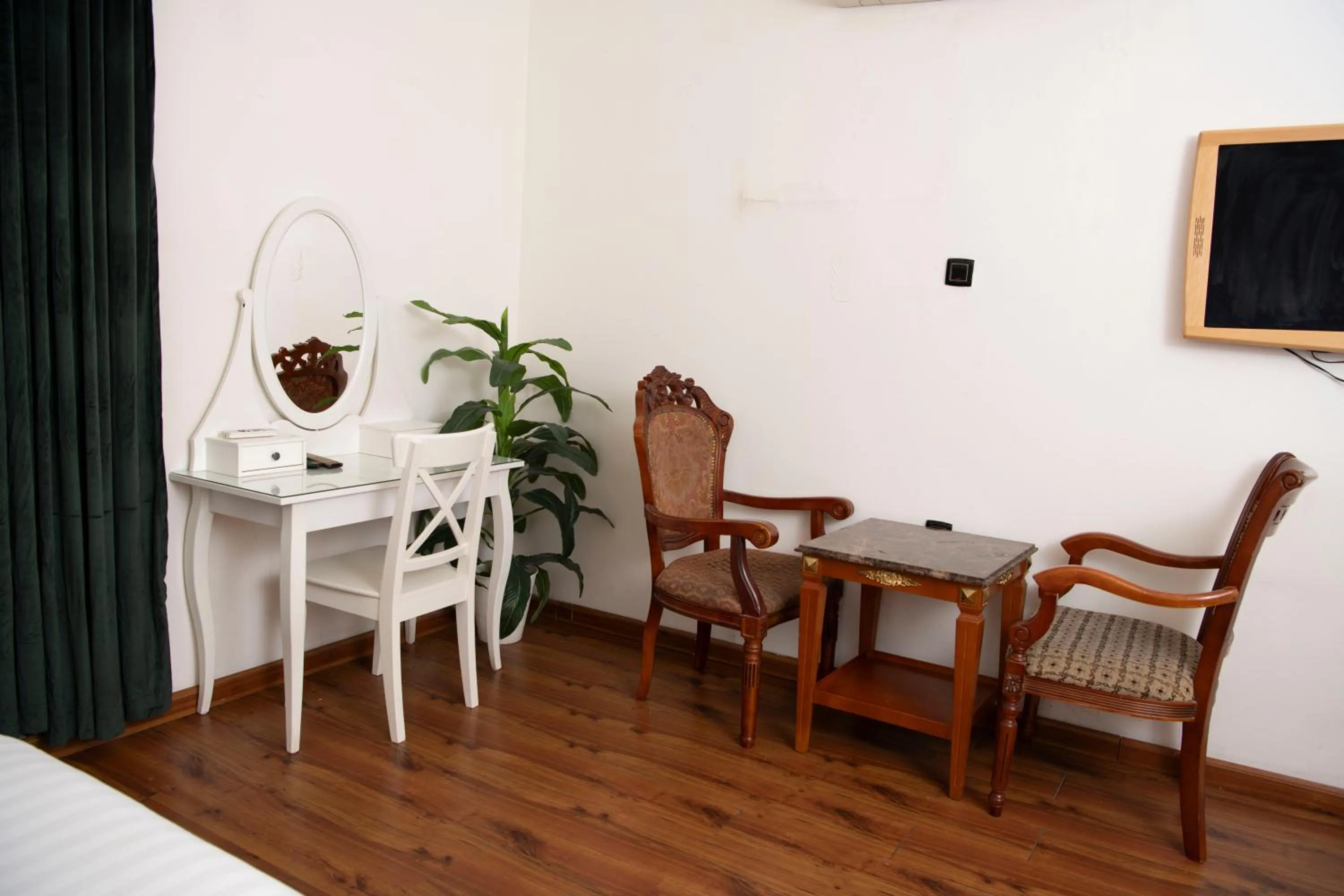 Seating area in Al Nabarees Al Masi Hotel