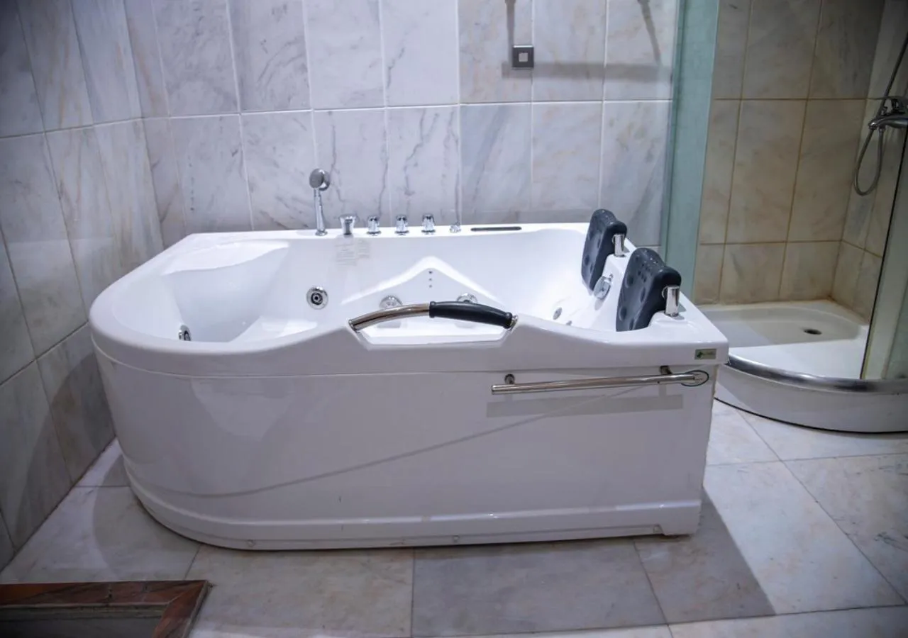 Bathroom in Al Nabarees Al Masi Hotel