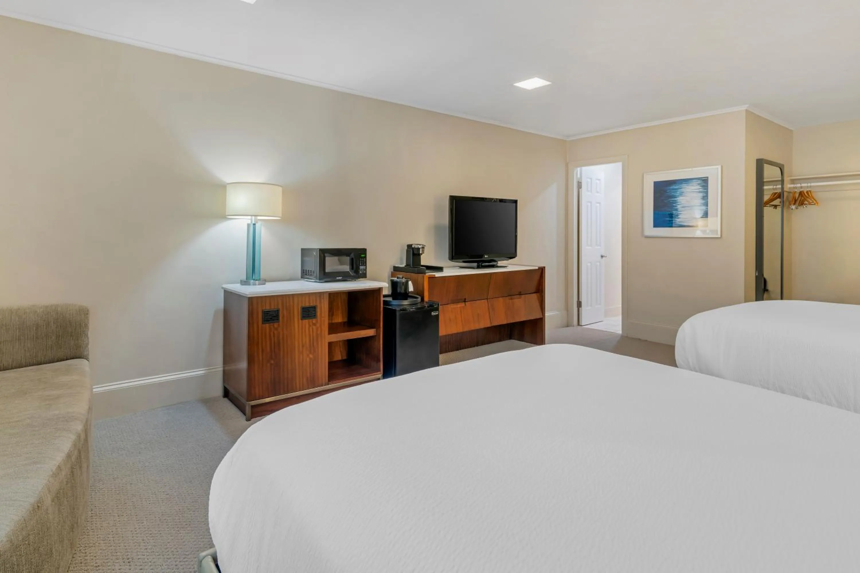 Bedroom, Bed in Downtown Dover Inn