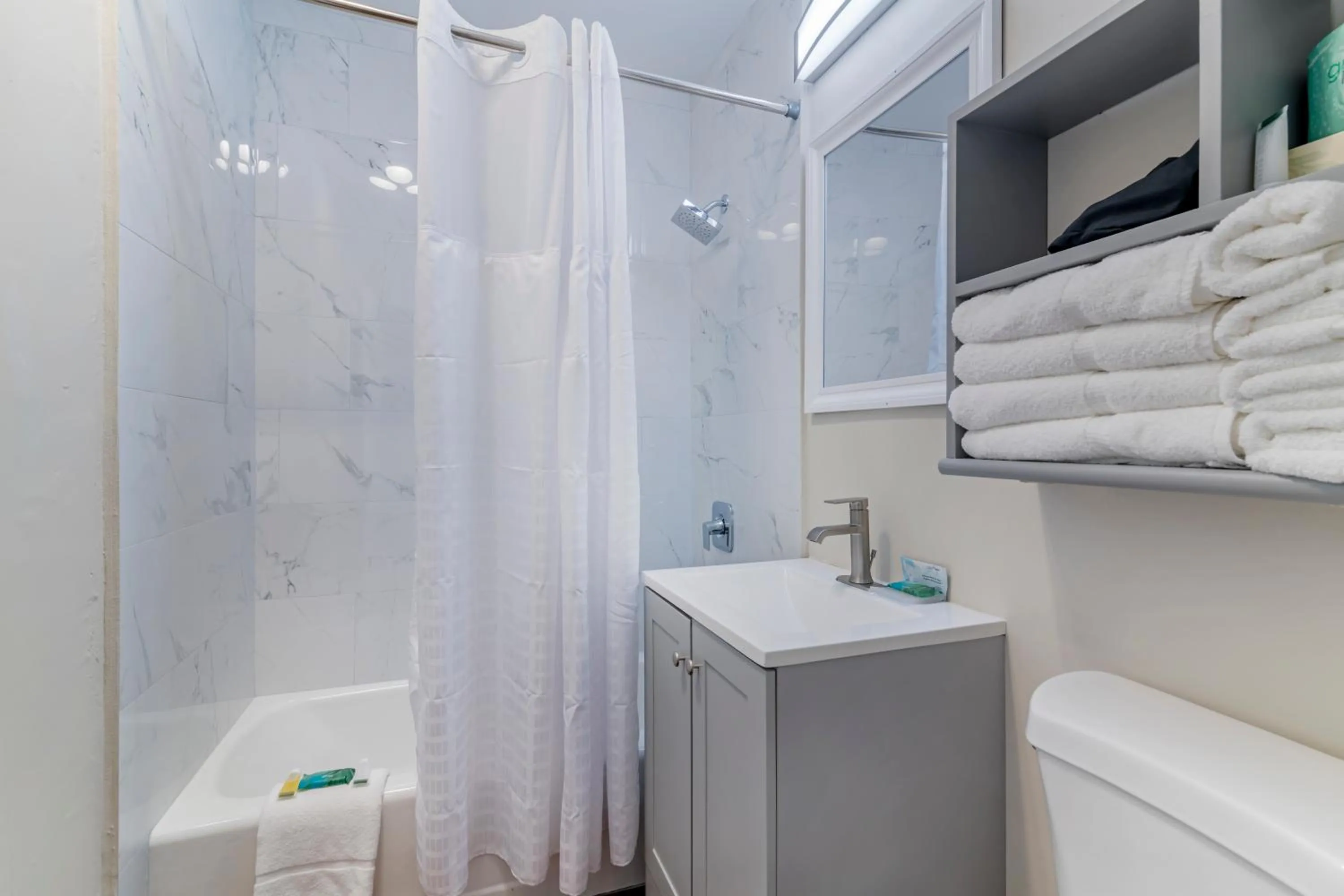 Bathroom in Downtown Dover Inn