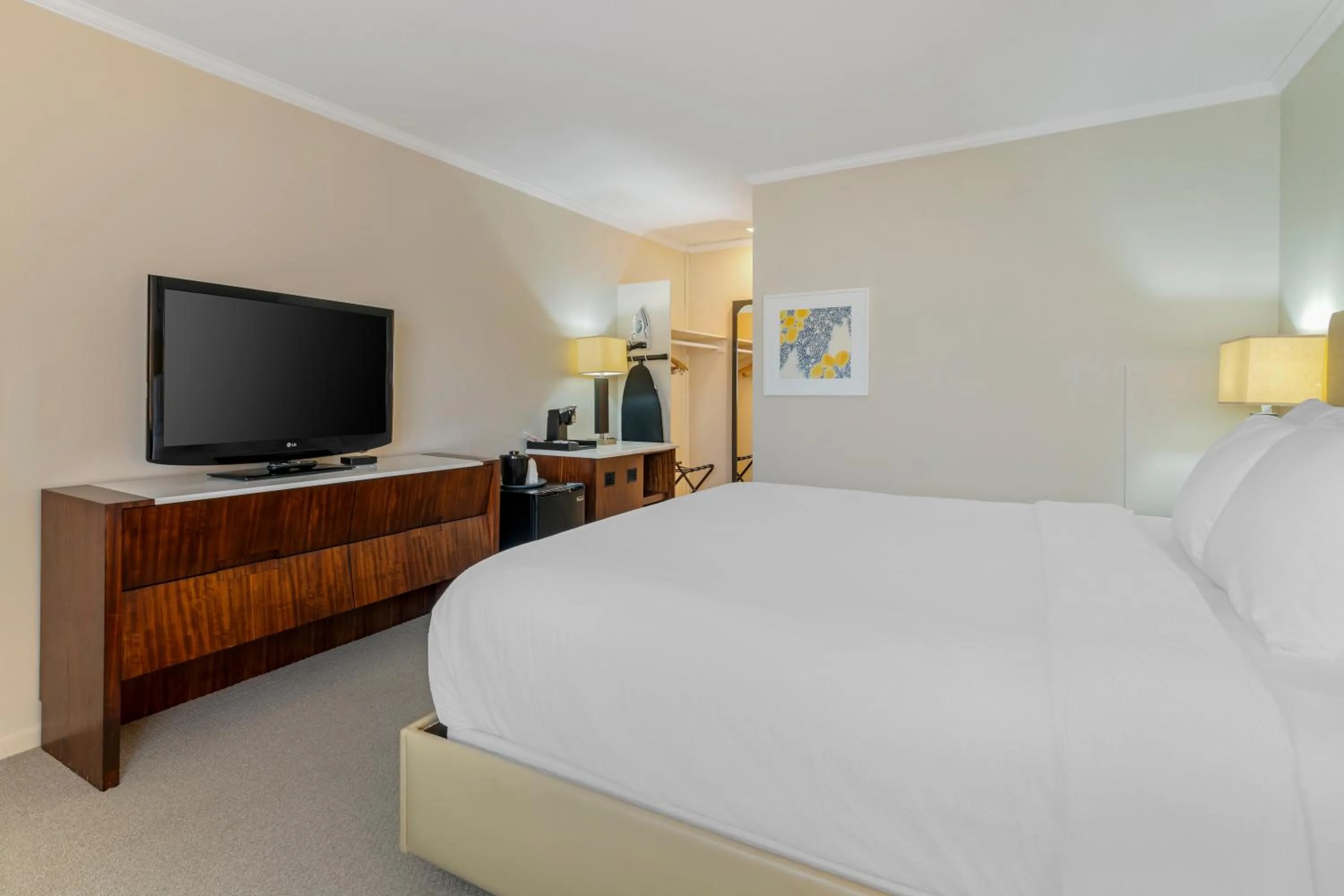 Bedroom, Bed in Downtown Dover Inn