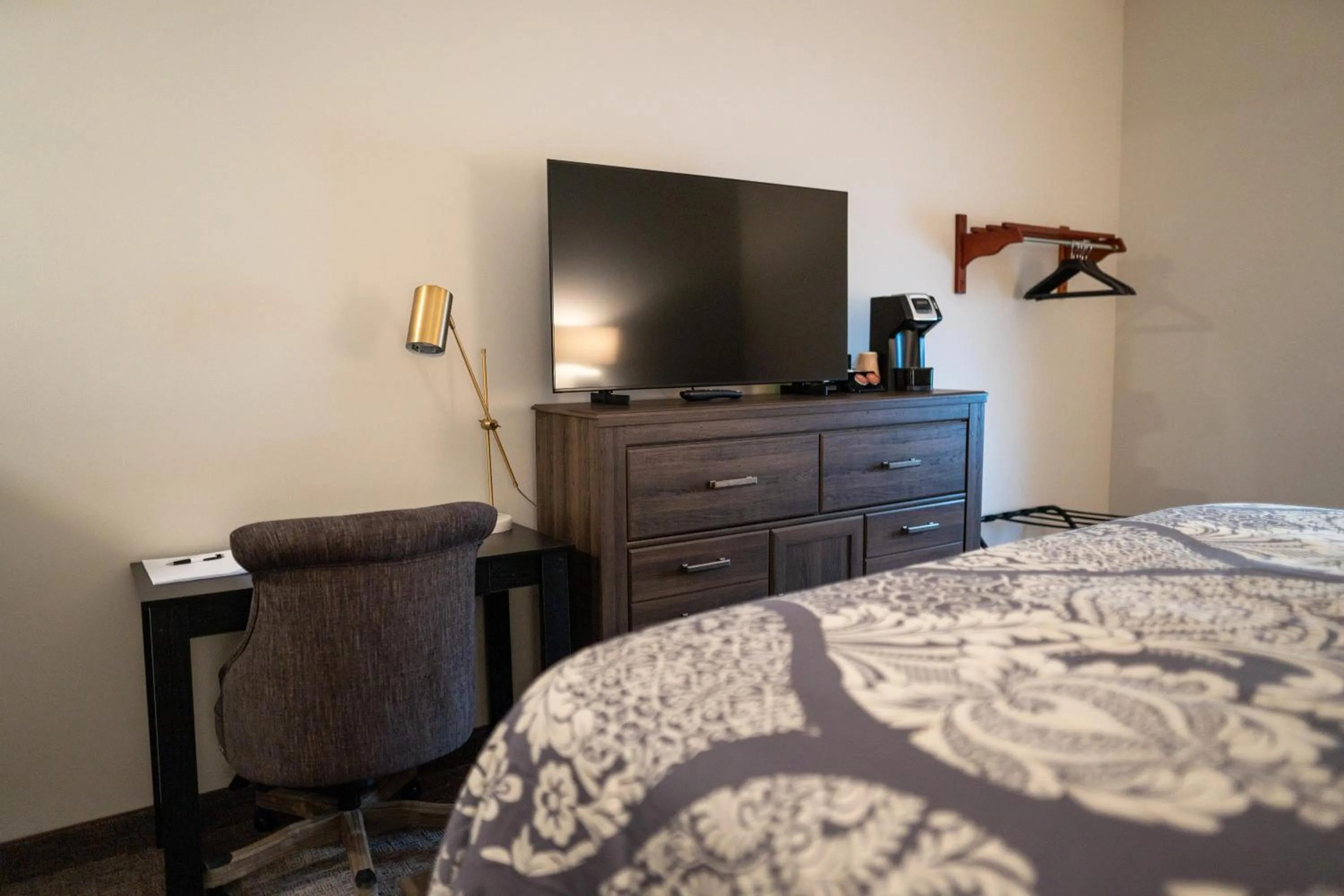 TV and multimedia, Bed in The Alonzo Ward Hotel
