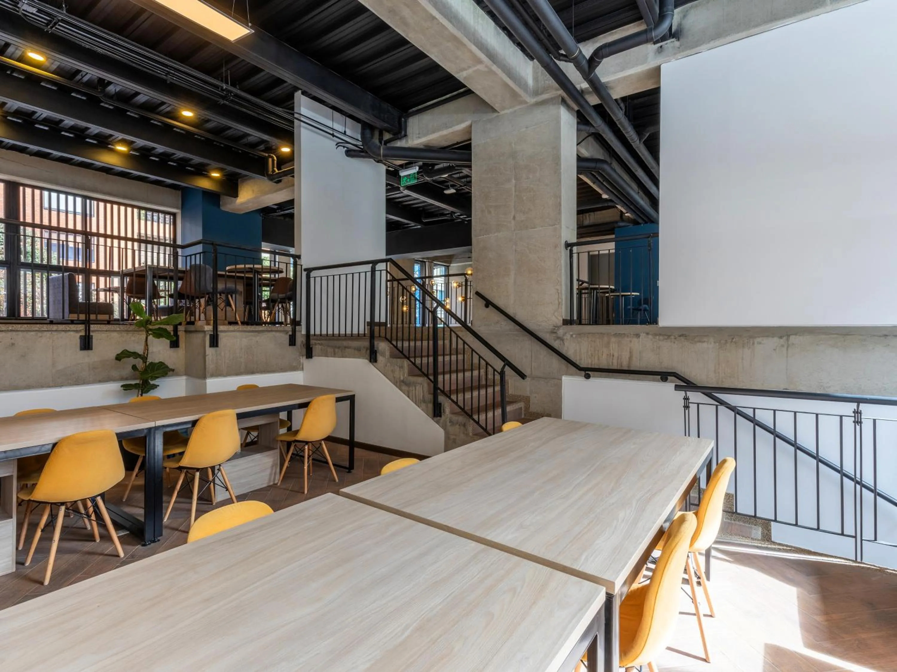 Dining area in Beliving by Wynwood House