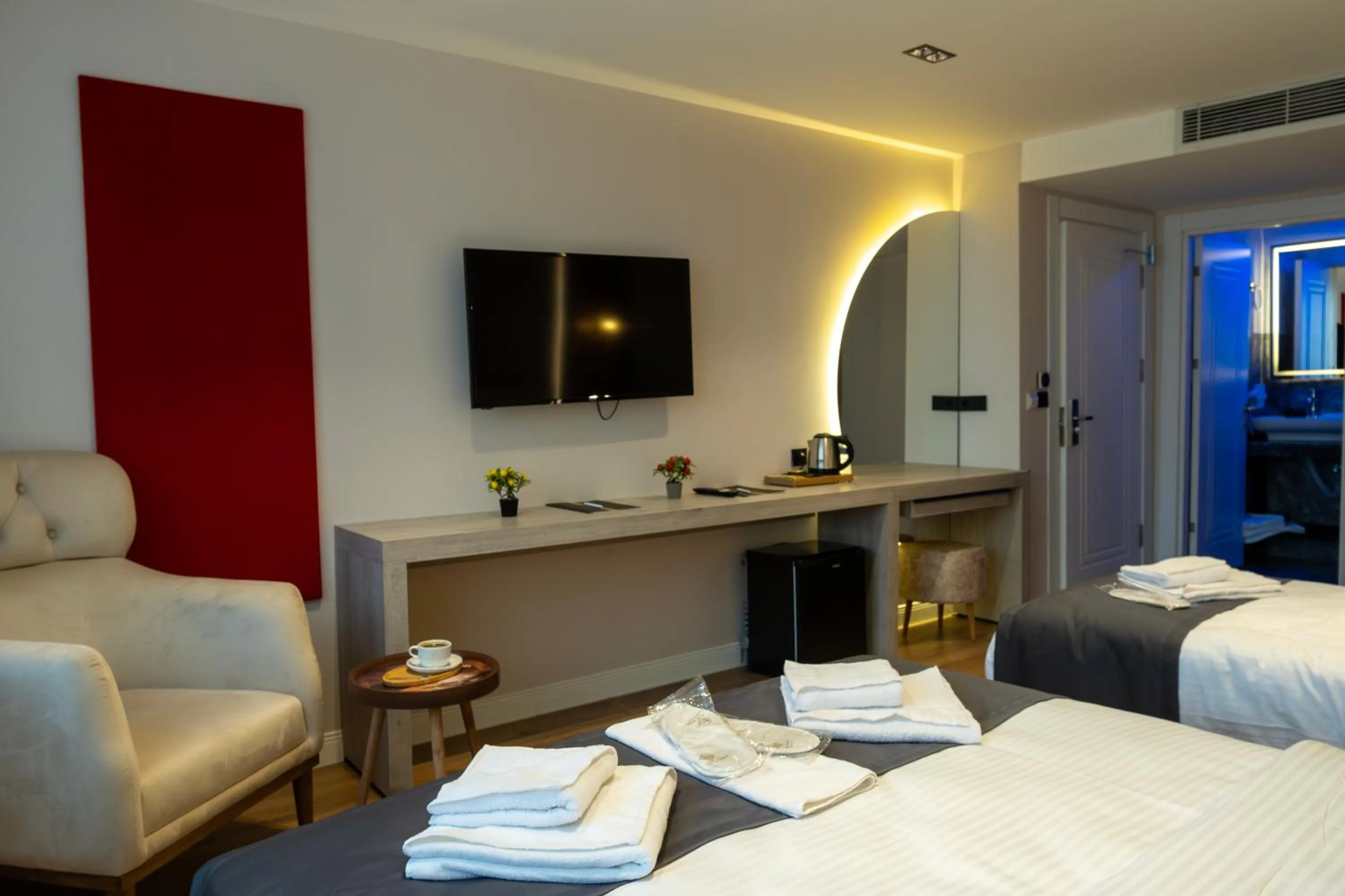 TV and multimedia, Bed in Linda Port Hotel