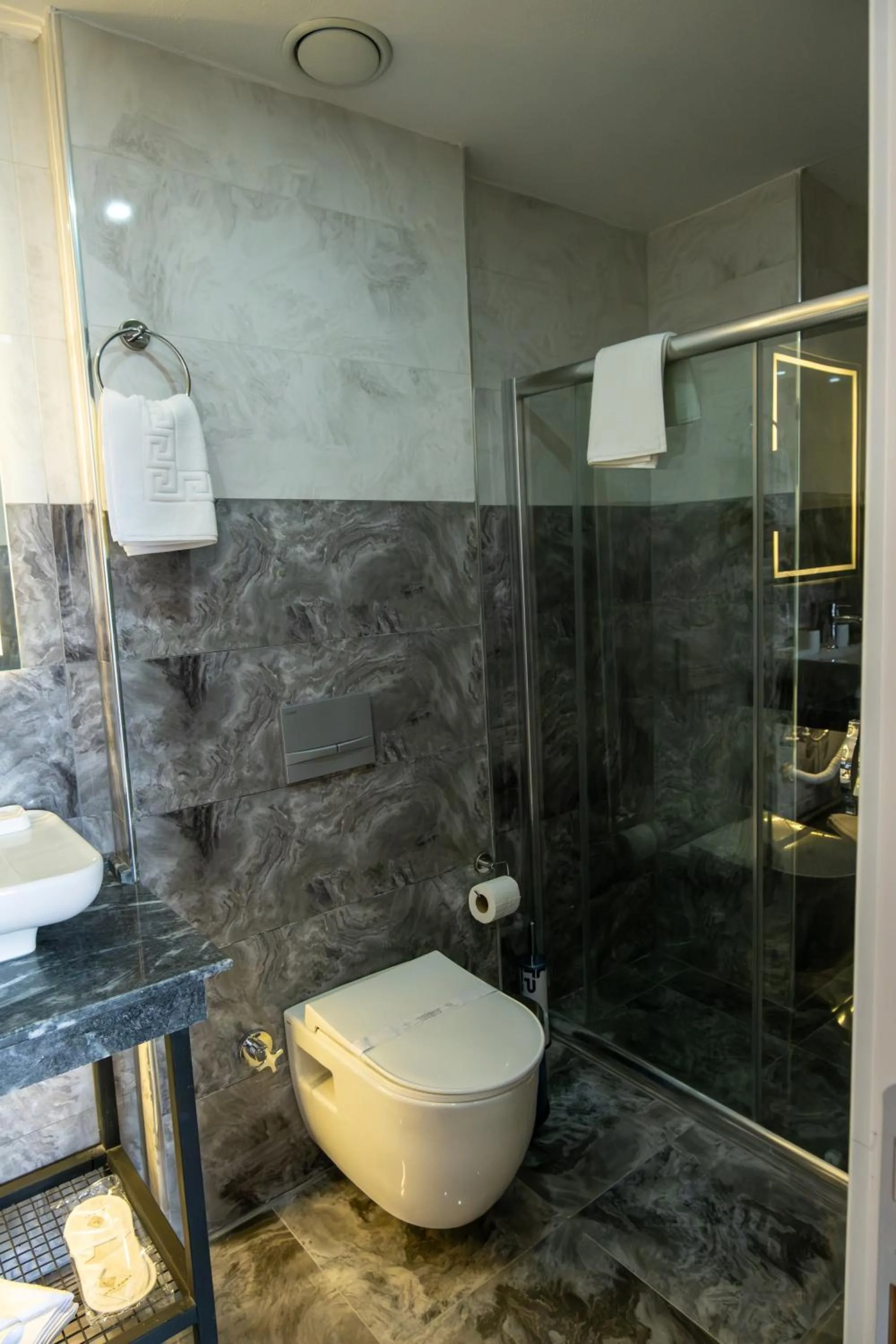 Shower in Linda Port Hotel