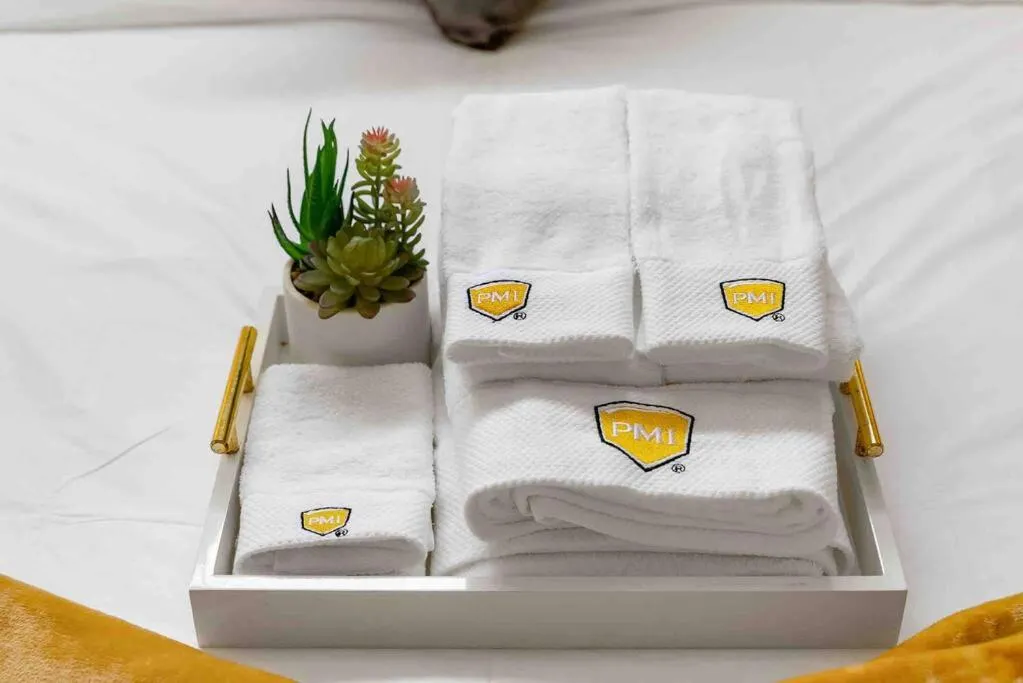 Mid Century Garden View Home Parking