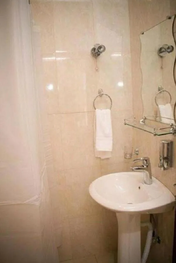 Shower in Comfort House Hotel