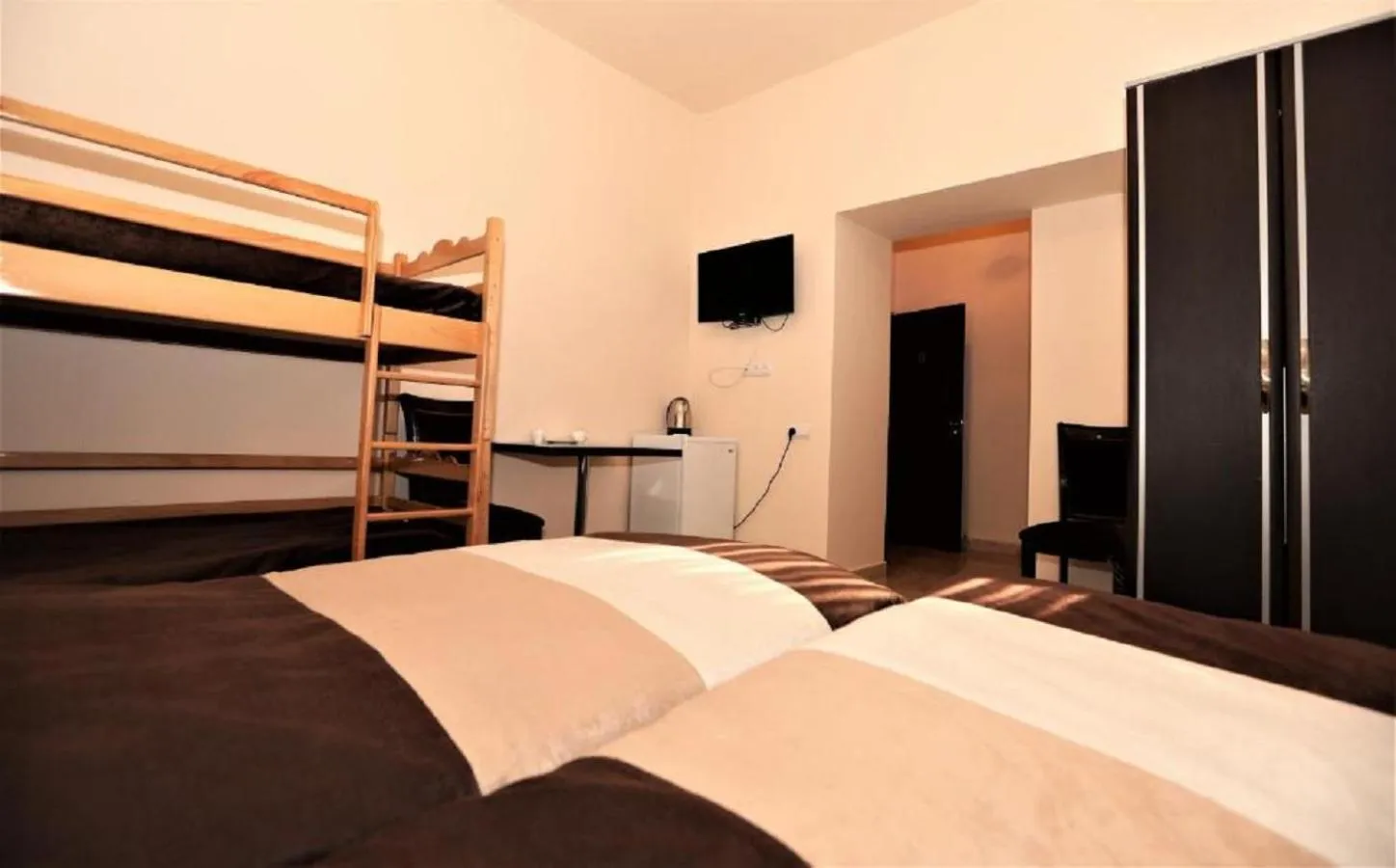 TV and multimedia, Bed in Comfort House Hotel