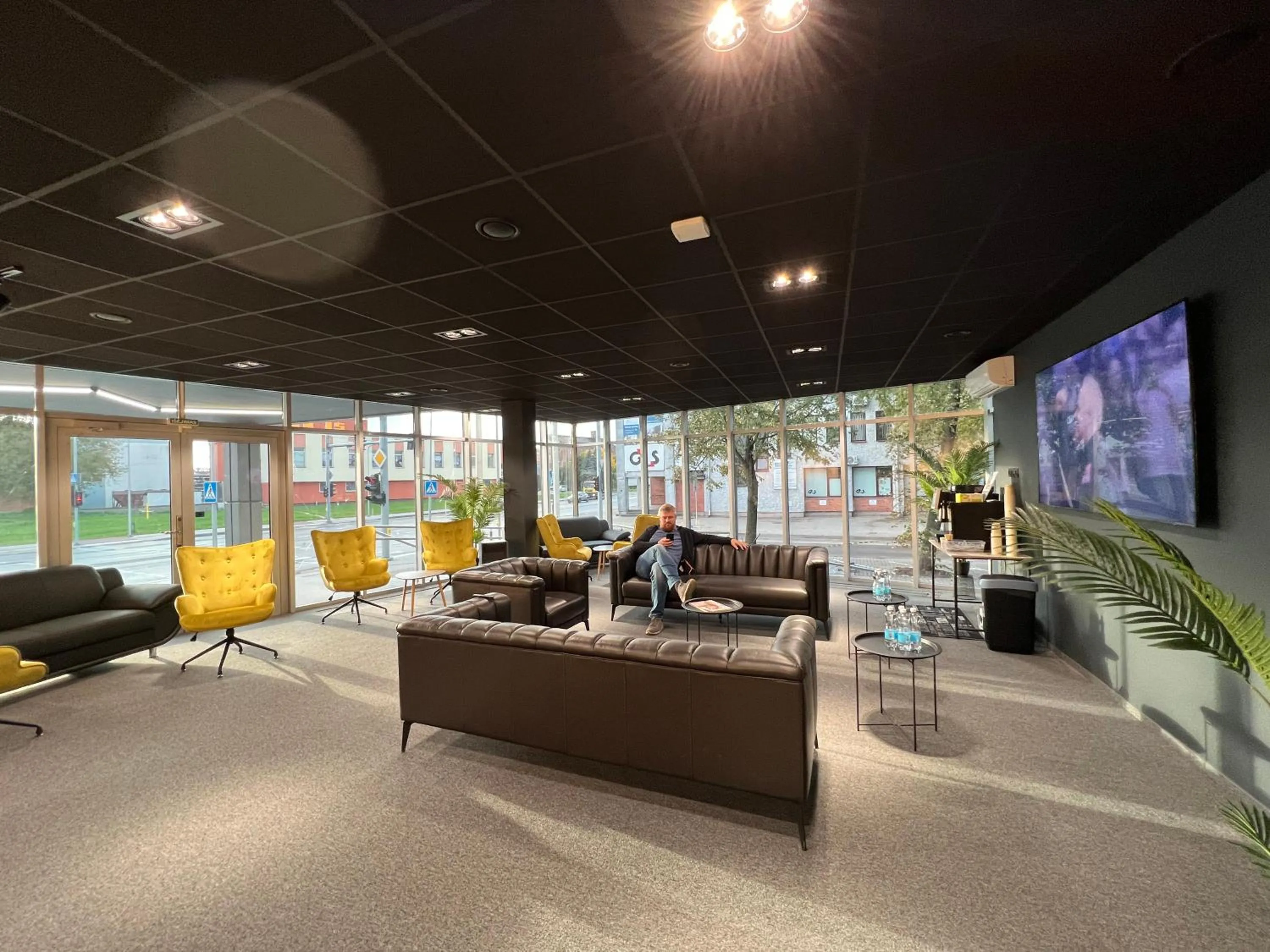 Communal lounge/ TV room in Luna Self Check-in Hotel Klaipeda