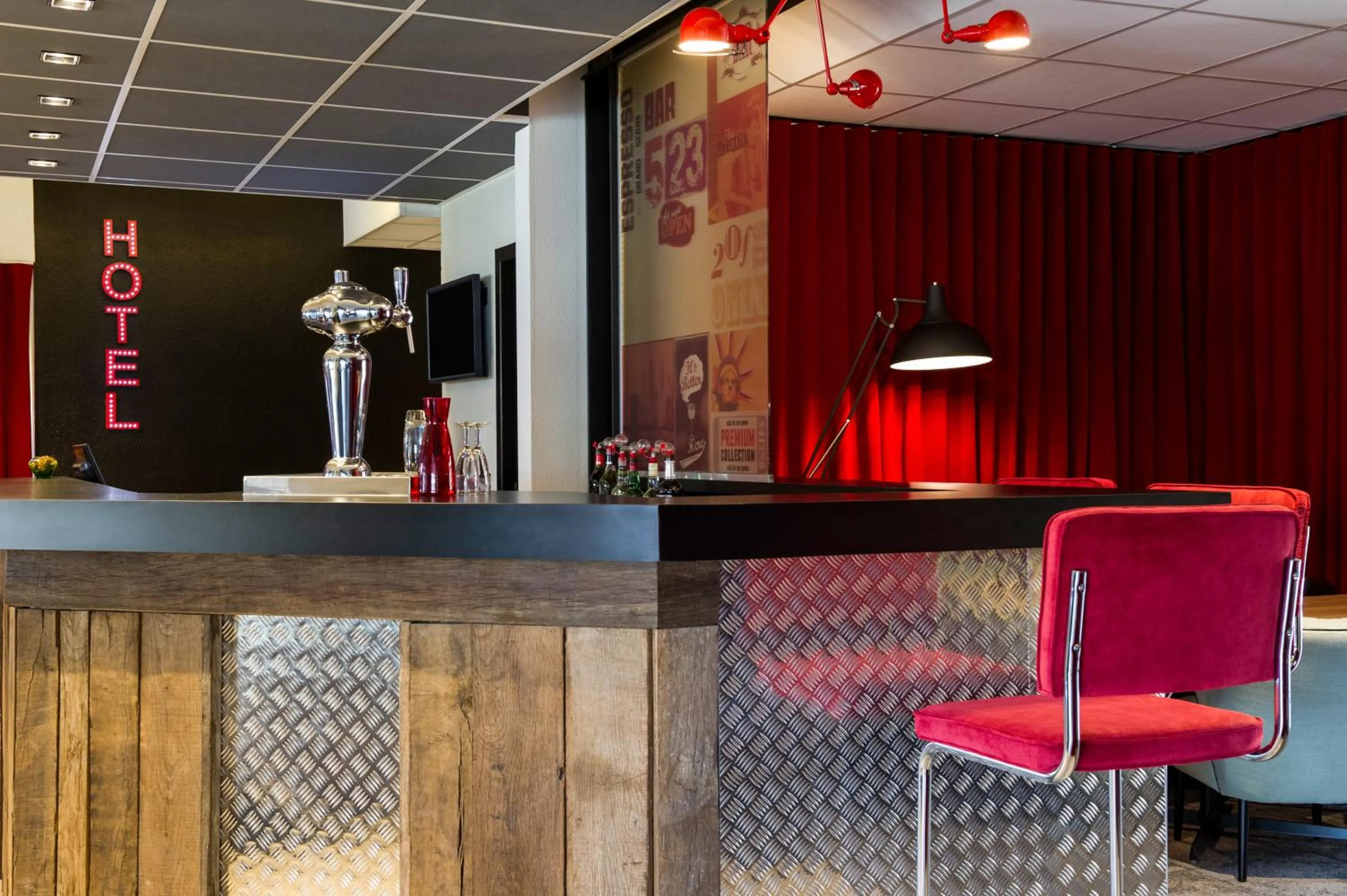 Lounge or bar in ibis Styles Chartres Métropole
