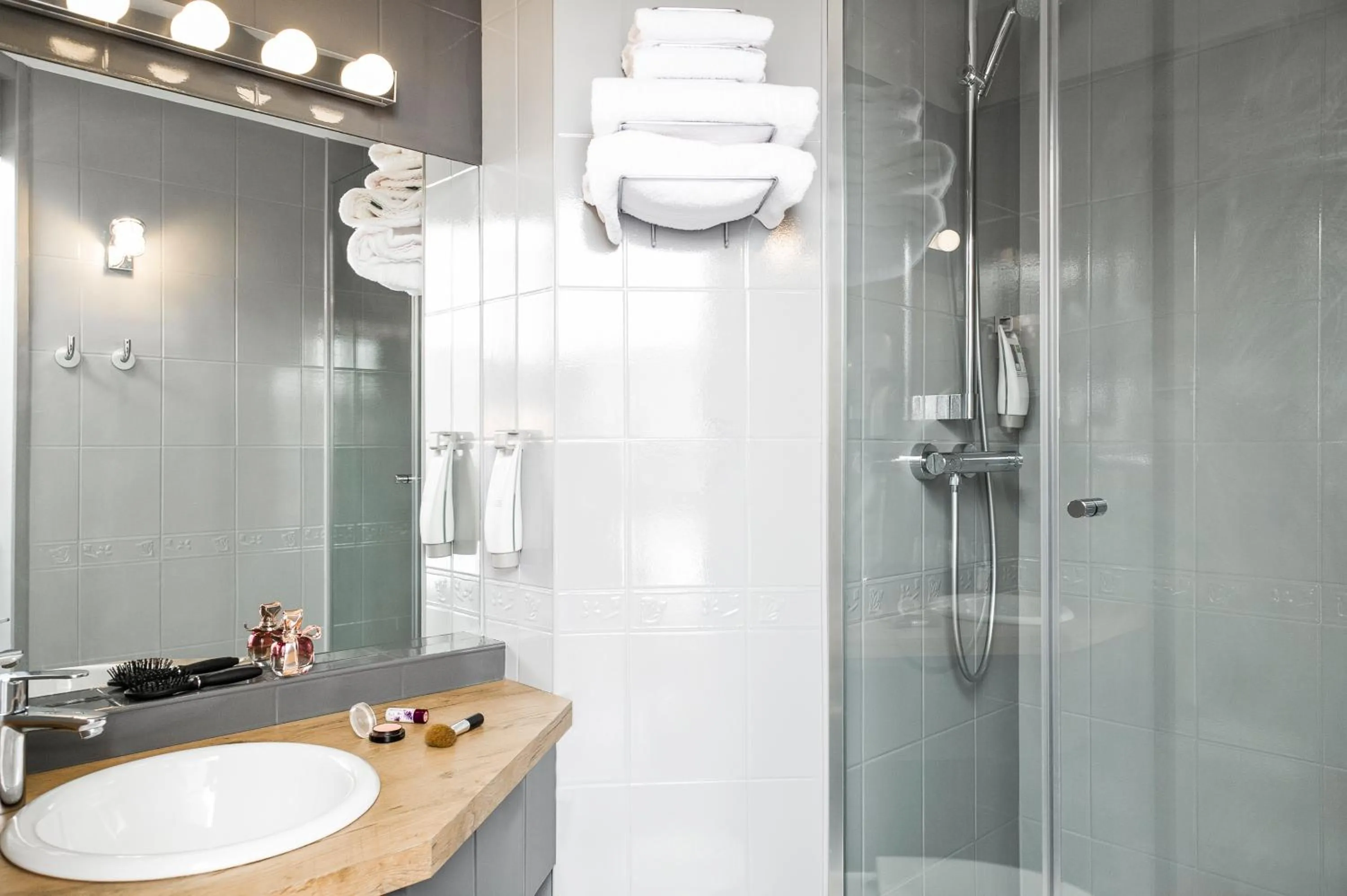 Shower in ibis Styles Chartres Métropole