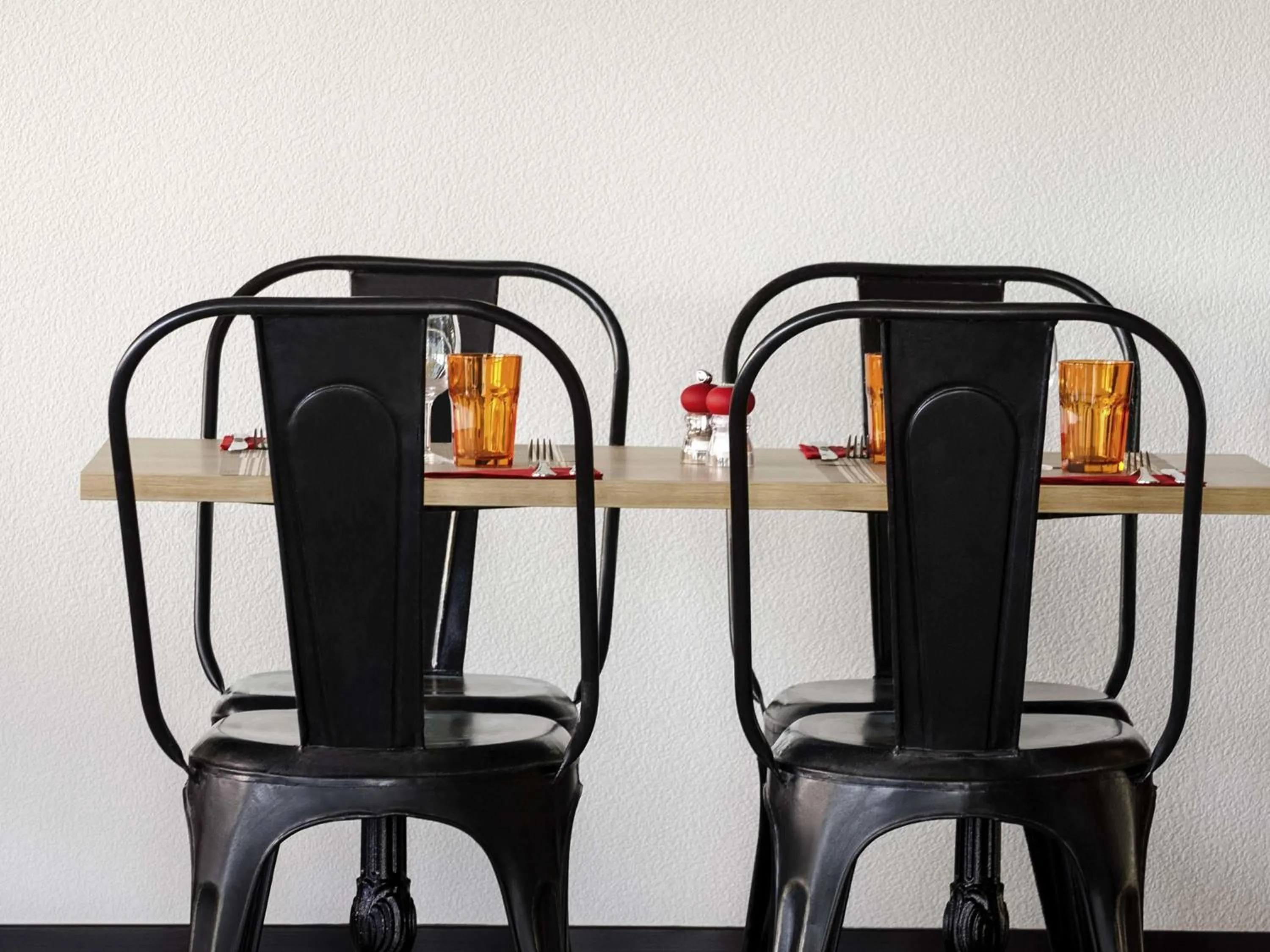 Lounge or bar in ibis Styles Chartres Métropole