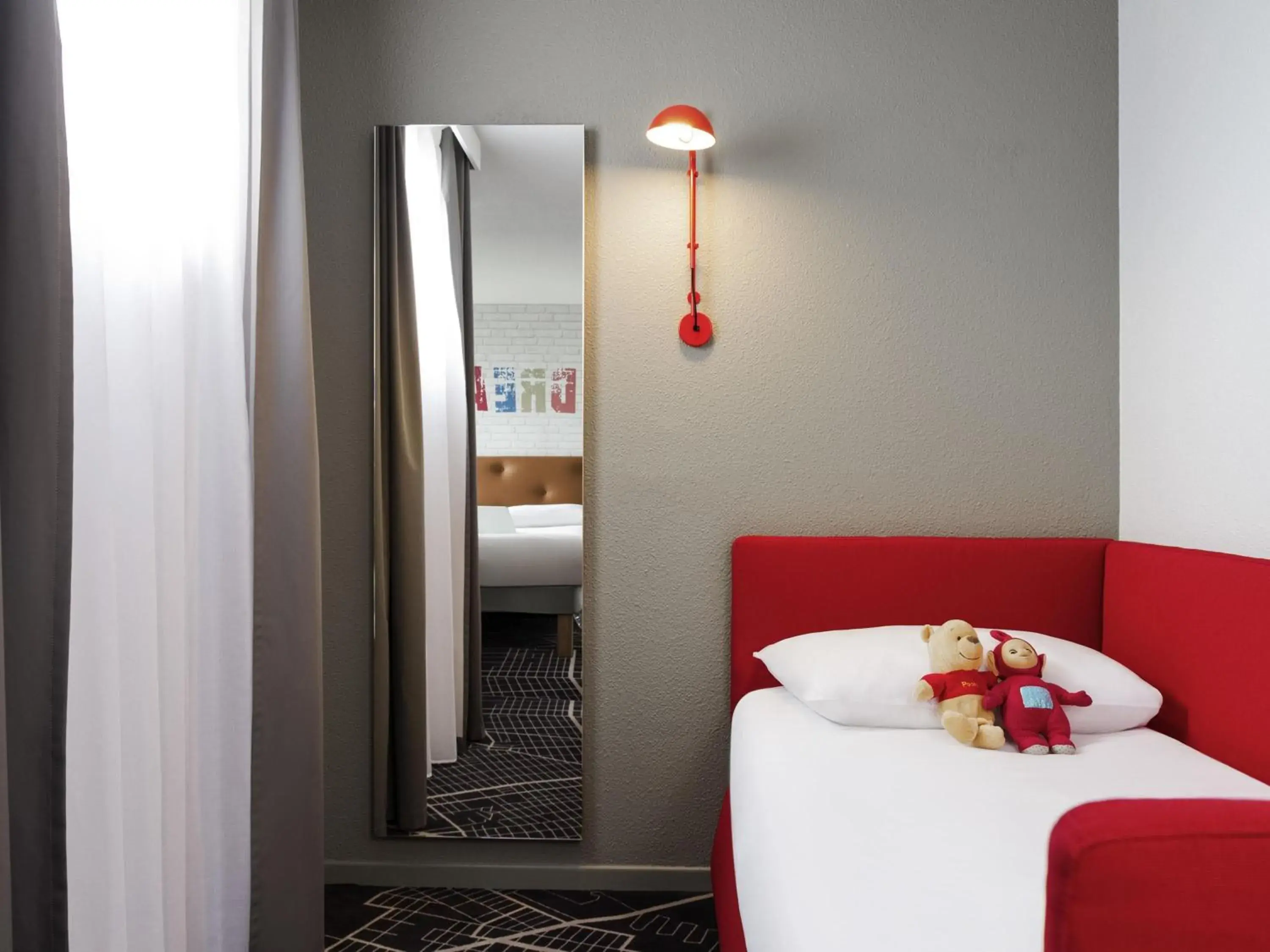 Family Room with One Double Bed and Two Single Beds in ibis Styles Chartres Métropole Family Room with One Double Bed and Two Single Beds in ibis Styles Chartres Métropole