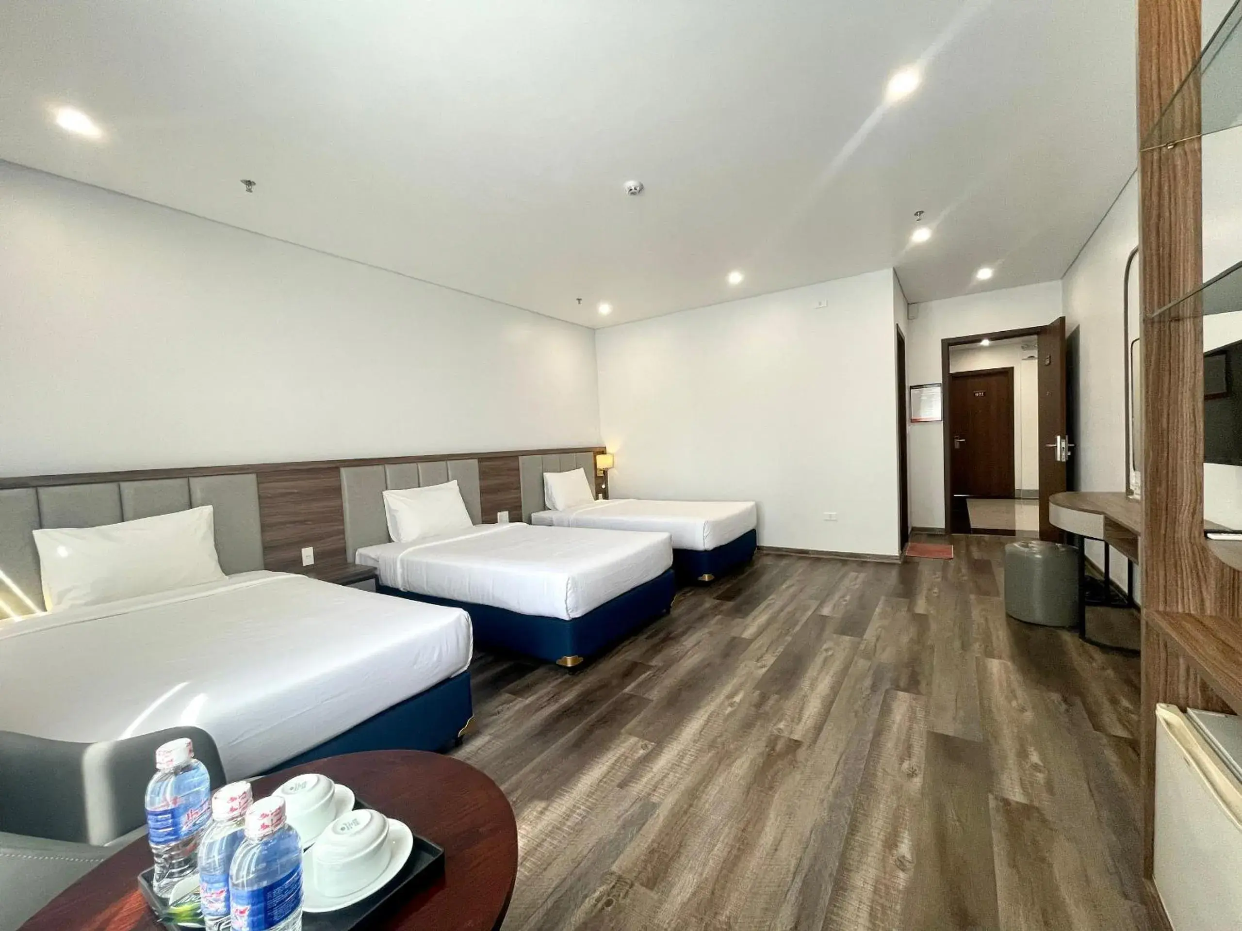 Deluxe Triple Room with Sea View in Central Halong Hotel Deluxe Triple Room with Sea View in Central Halong Hotel