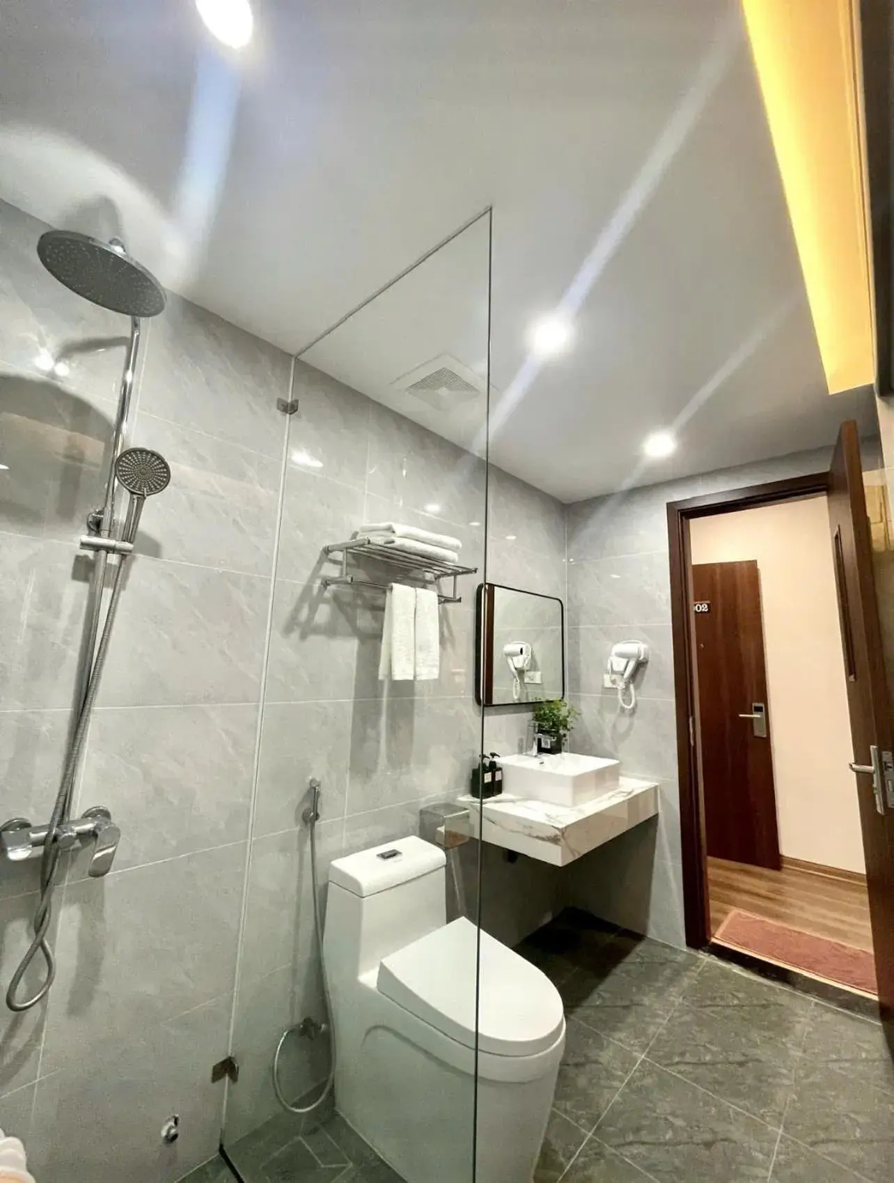 Deluxe Queen Room with Two Queen Beds in Central Halong Hotel Deluxe Queen Room with Two Queen Beds in Central Halong Hotel