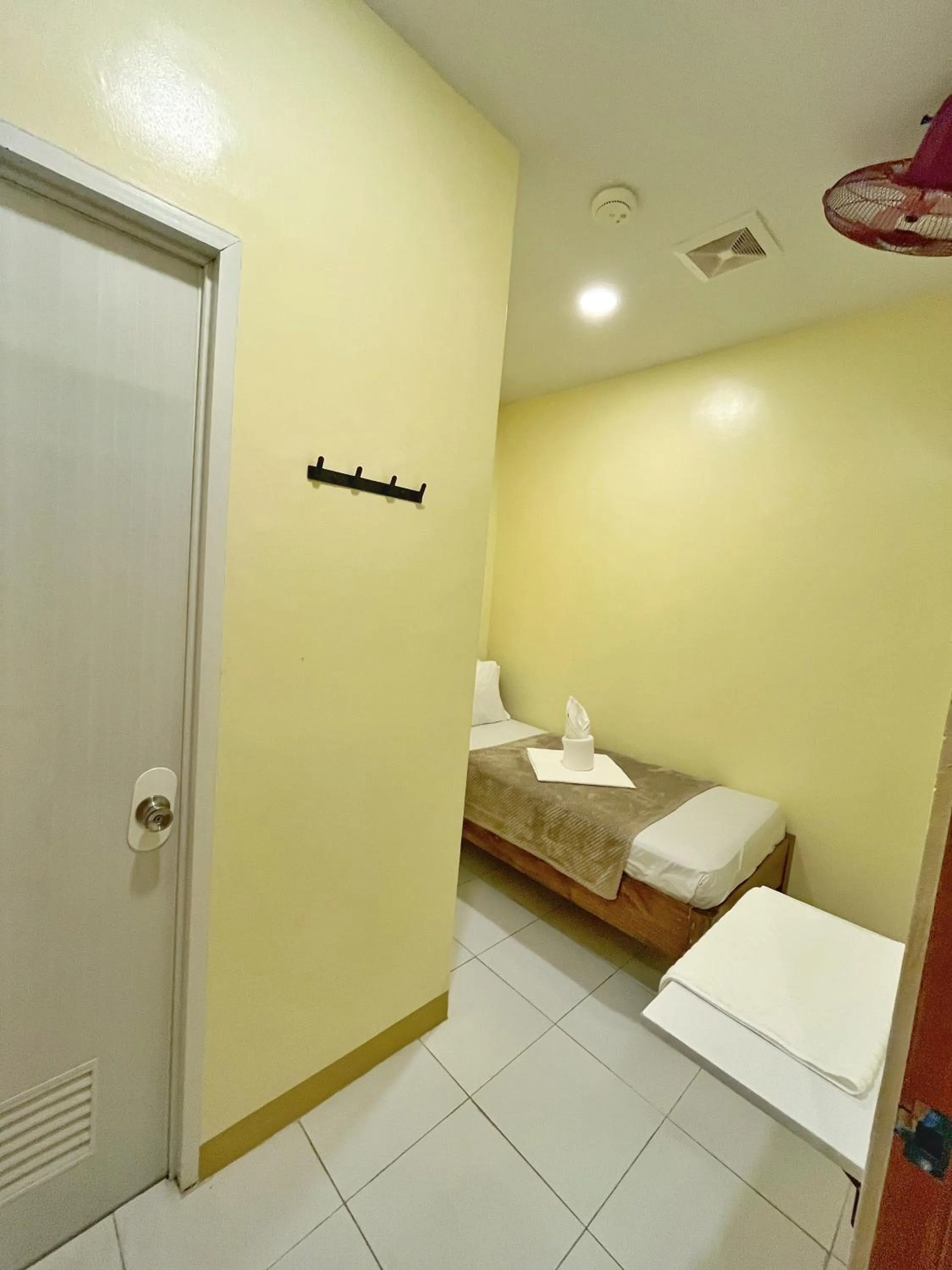 Photo of the whole room, Bed in Zuric Pension House