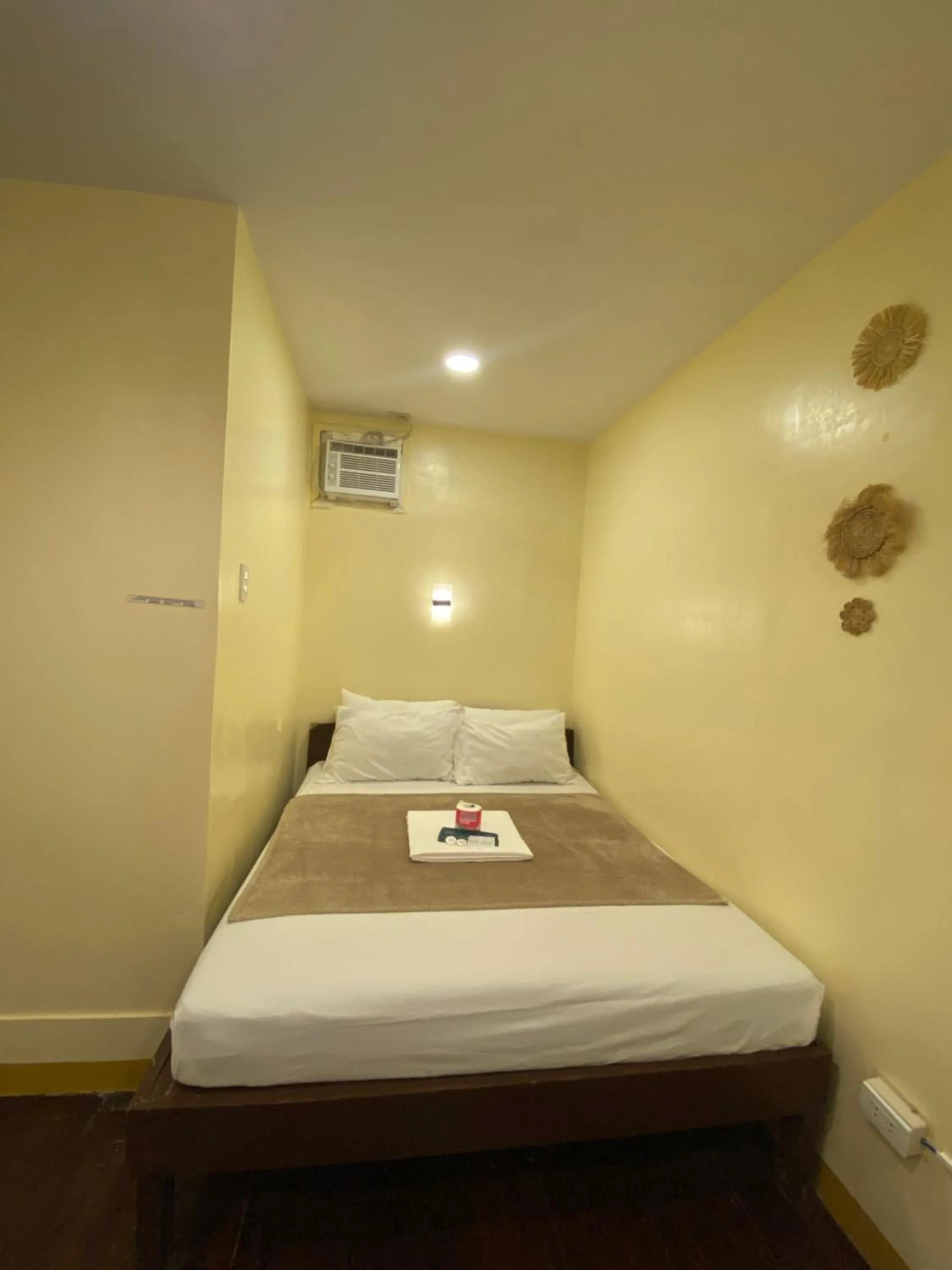 Bedroom, Bed in Zuric Pension House