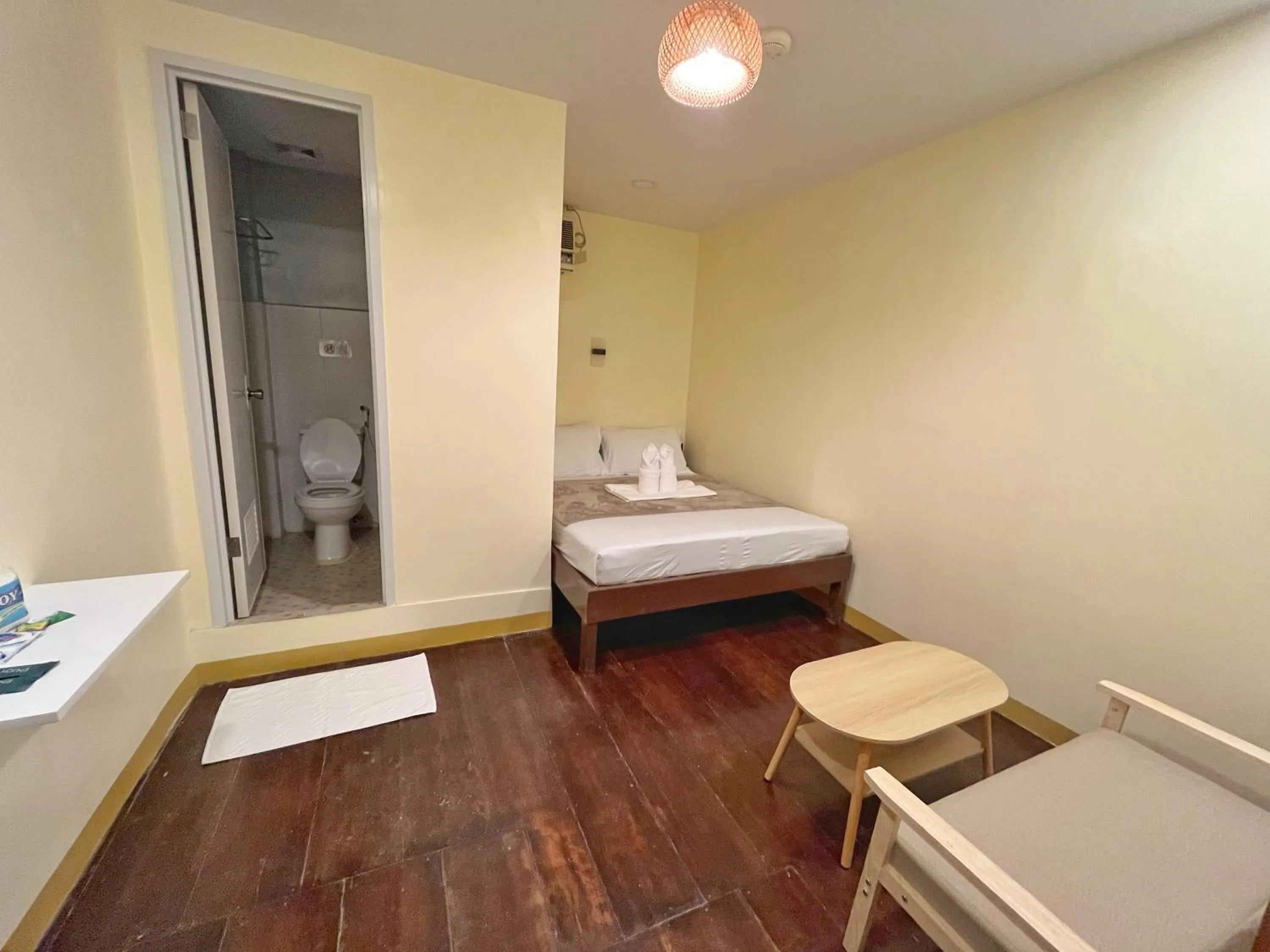 Bedroom, Bed in Zuric Pension House