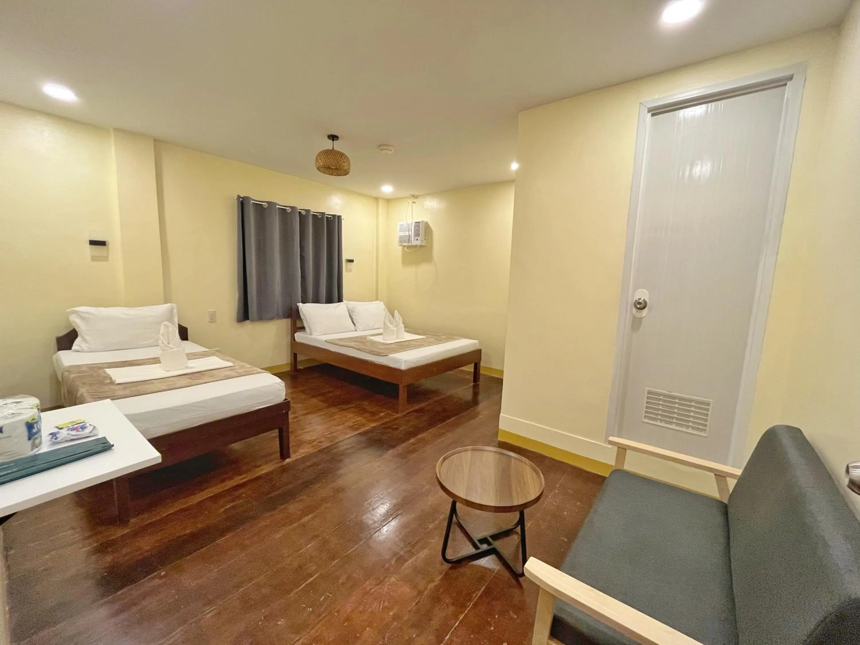 Photo of the whole room, Bed in Zuric Pension House