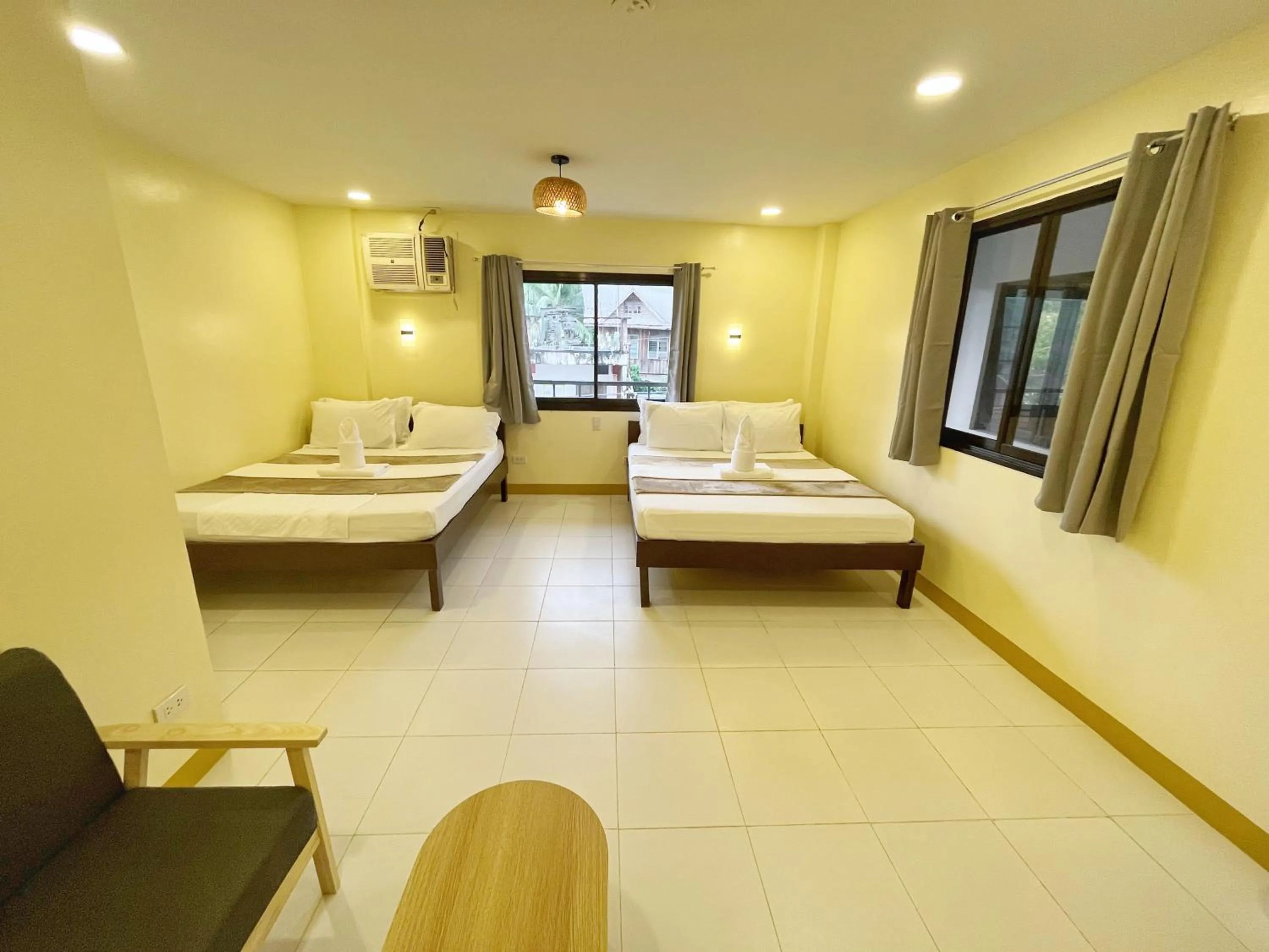 Photo of the whole room, Bed in Zuric Pension House