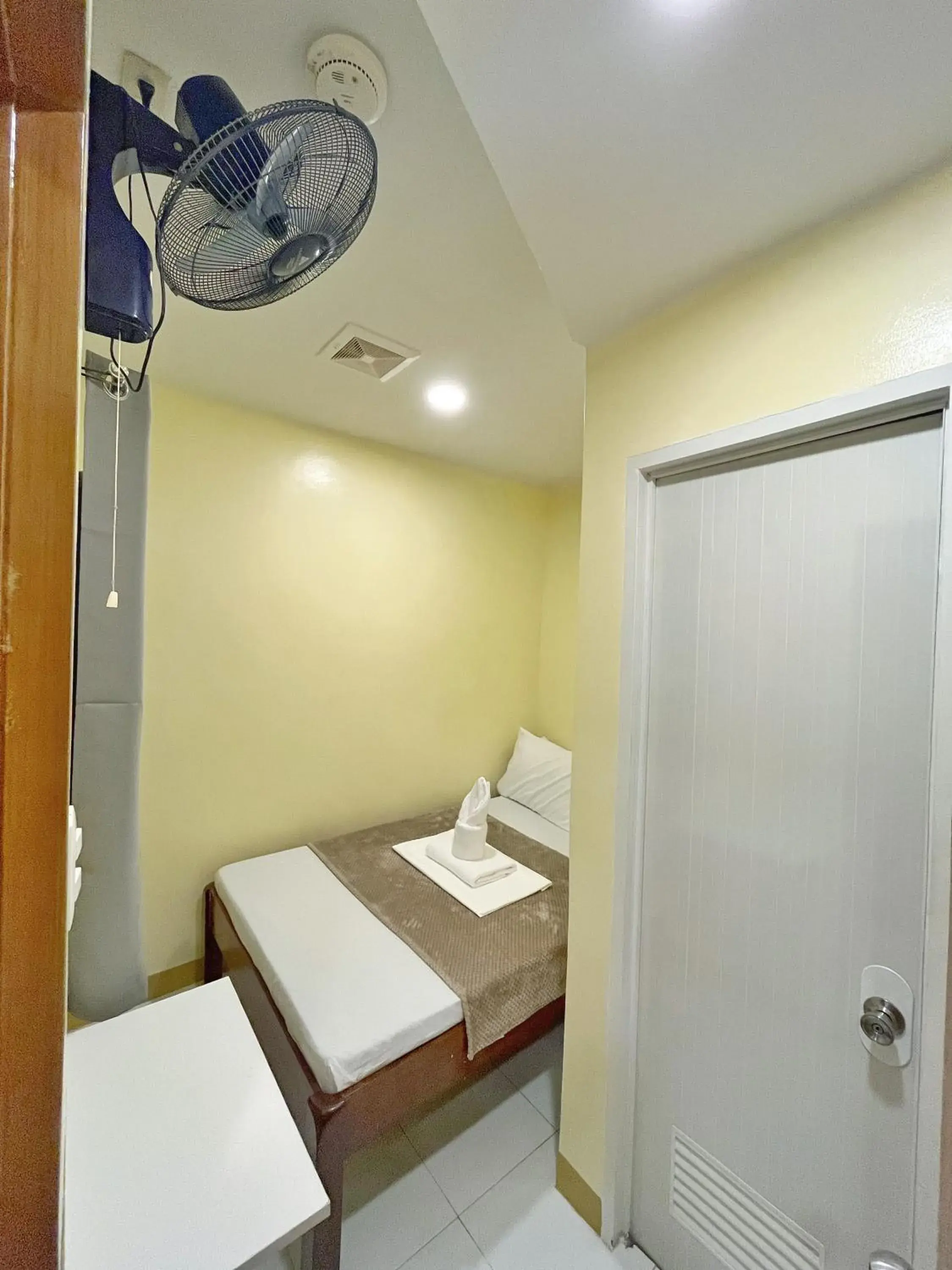 Standard Double Room with Fan in Zuric Pension House Standard Double Room with Fan in Zuric Pension House