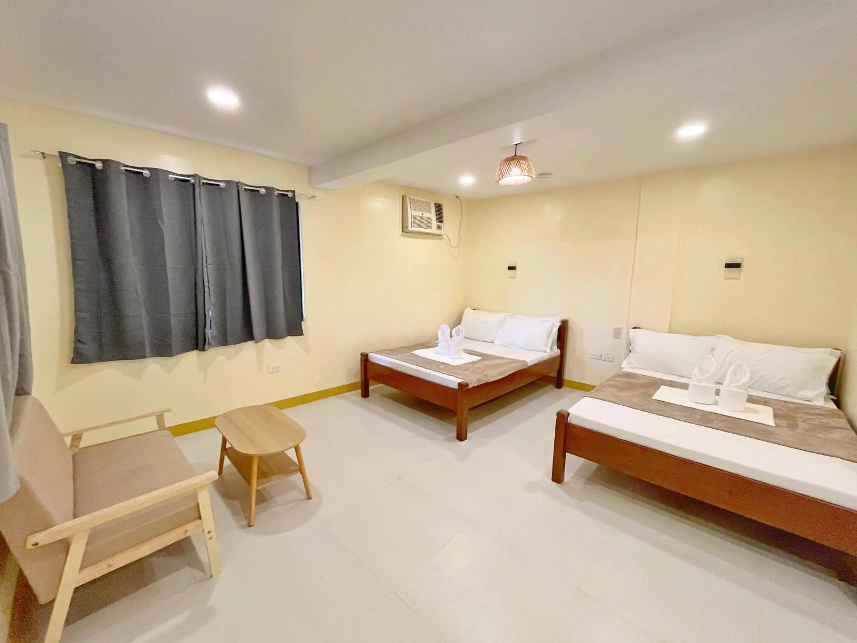 Quadruple Room with Private Bathroom in Zuric Pension House Quadruple Room with Private Bathroom in Zuric Pension House