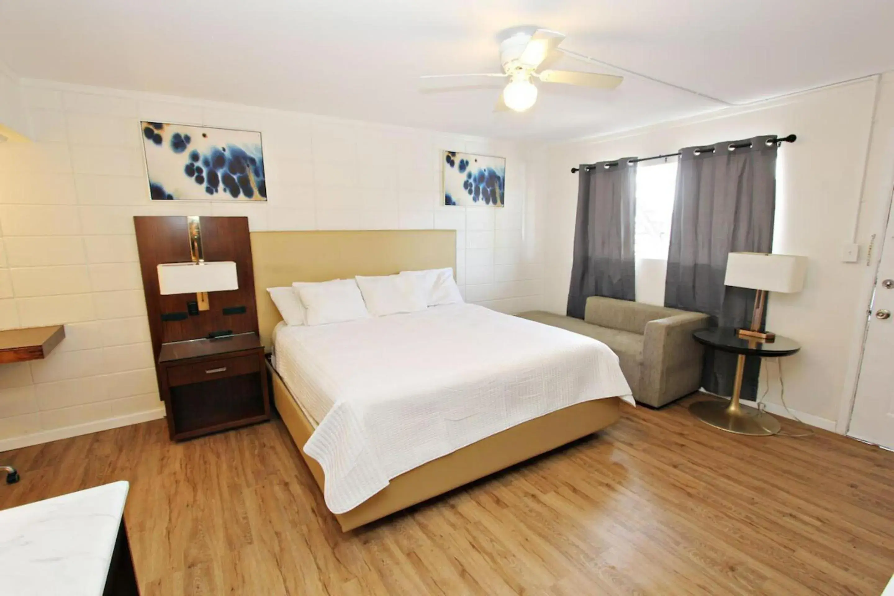 King Bed in Cannon Inn By Capital O Gonzales Tx King Bed in Cannon Inn By Capital O Gonzales Tx