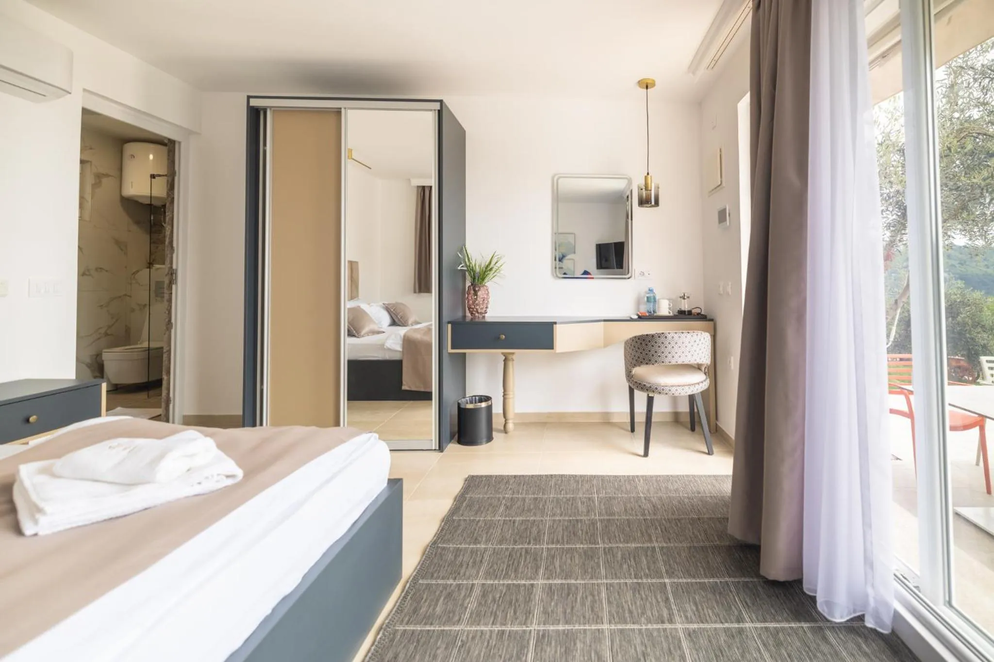 TV and multimedia, Bed in Hotel Reset