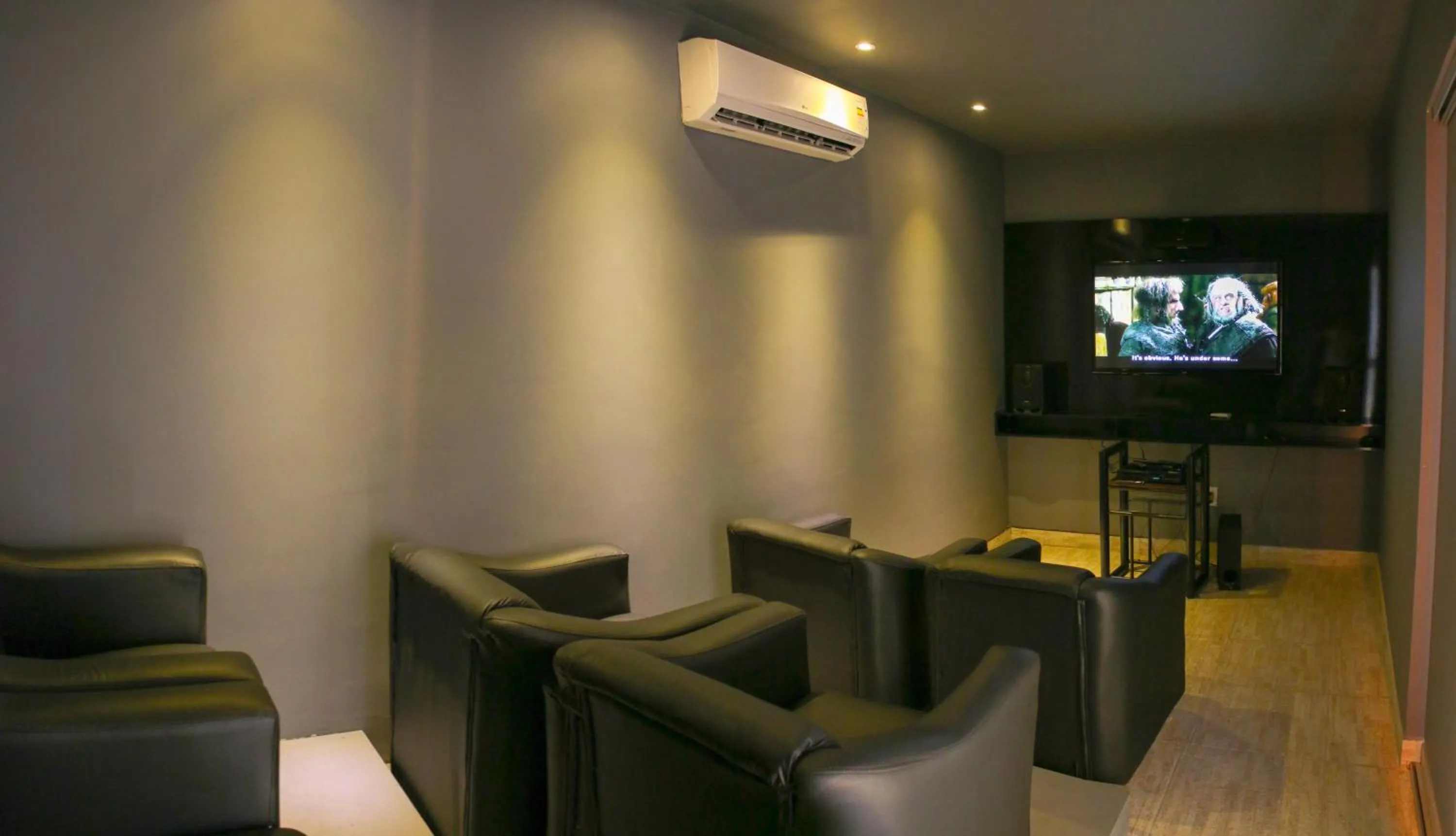 Communal lounge/ TV room in Serra Negra Pousada Spa - by Easy Hotéis