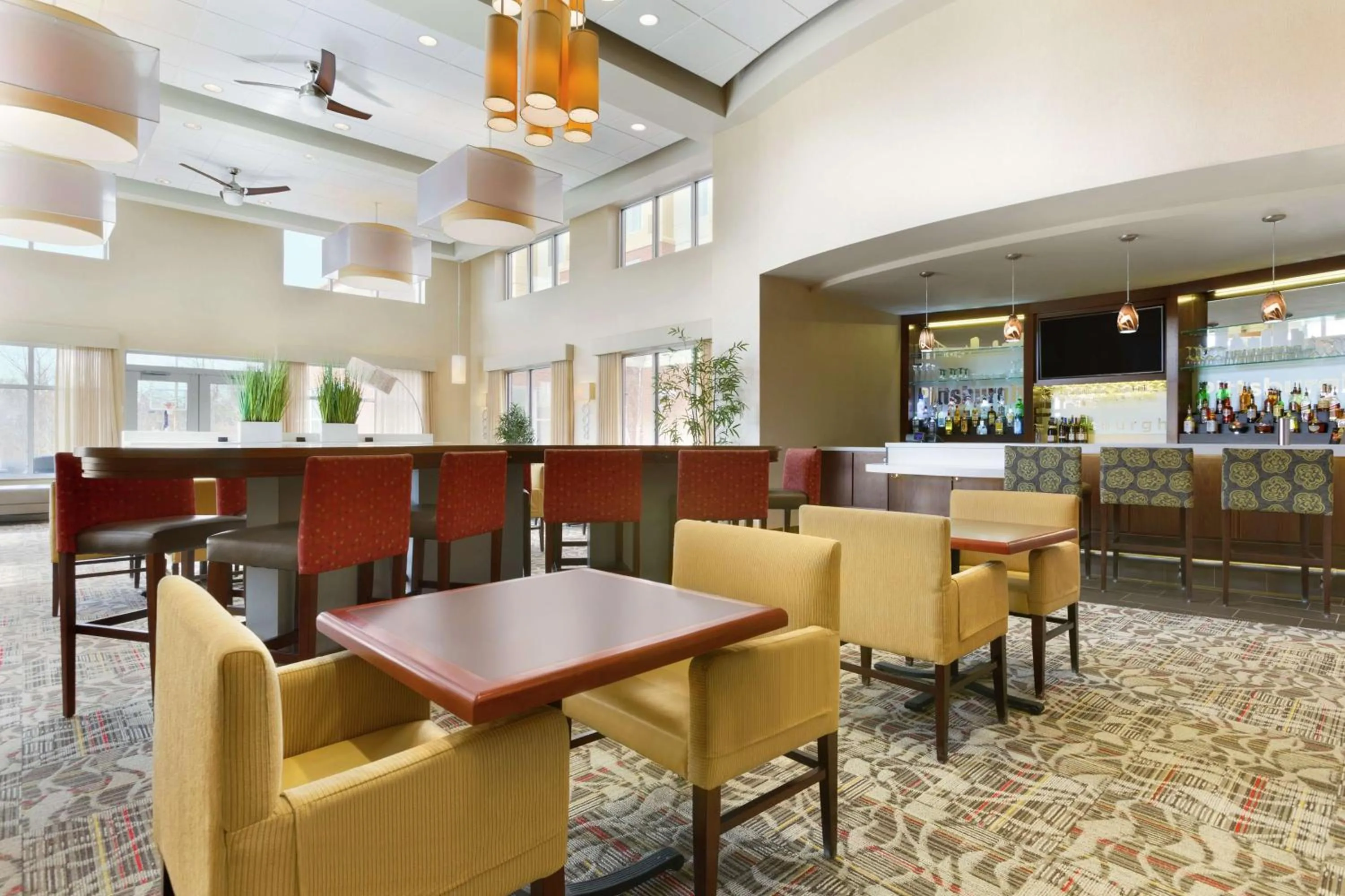 Lounge or bar in Homewood Suites by Hilton Pittsburgh Airport/Robinson Mall Area