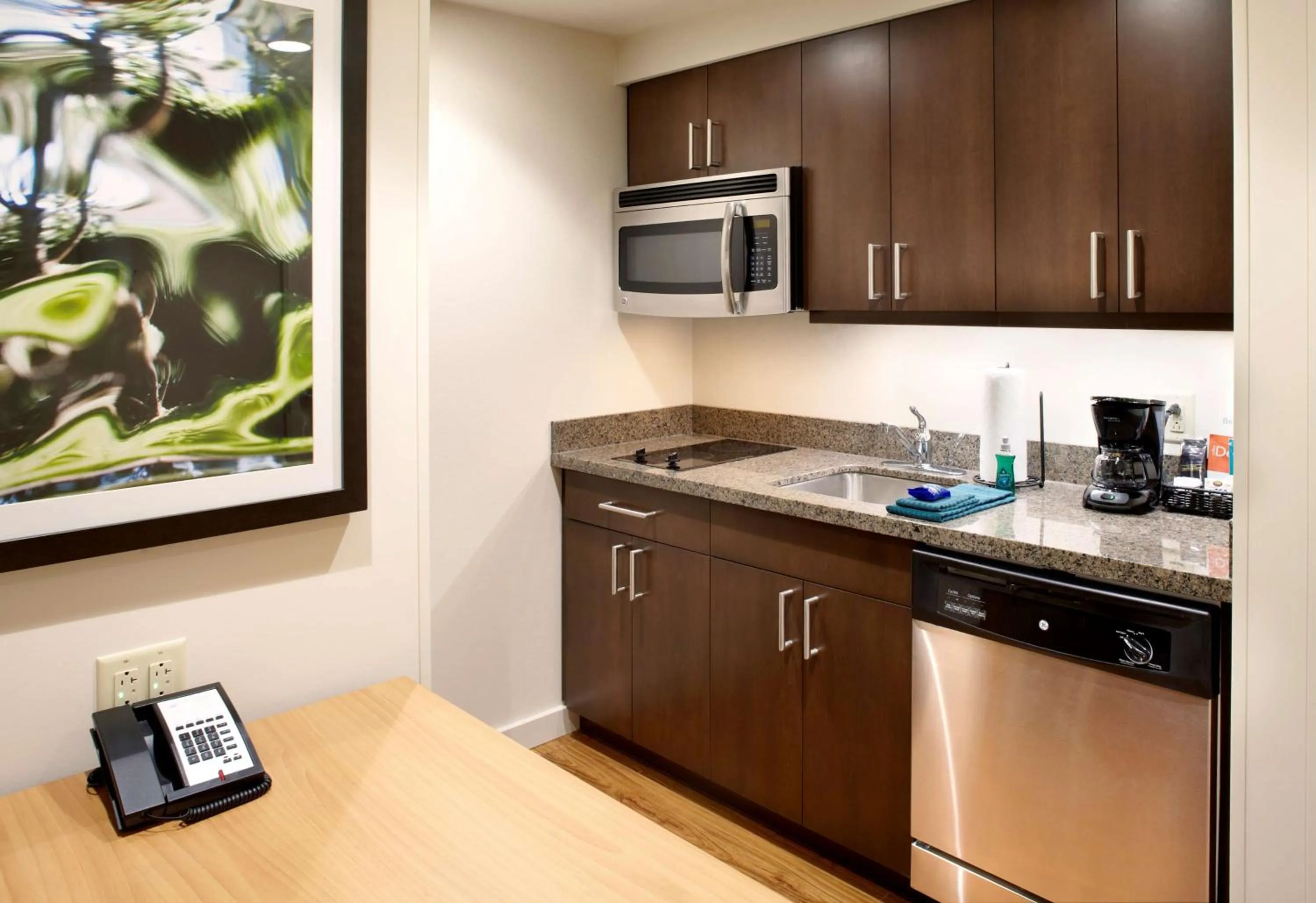 Kitchen or kitchenette in Homewood Suites by Hilton Pittsburgh Airport/Robinson Mall Area