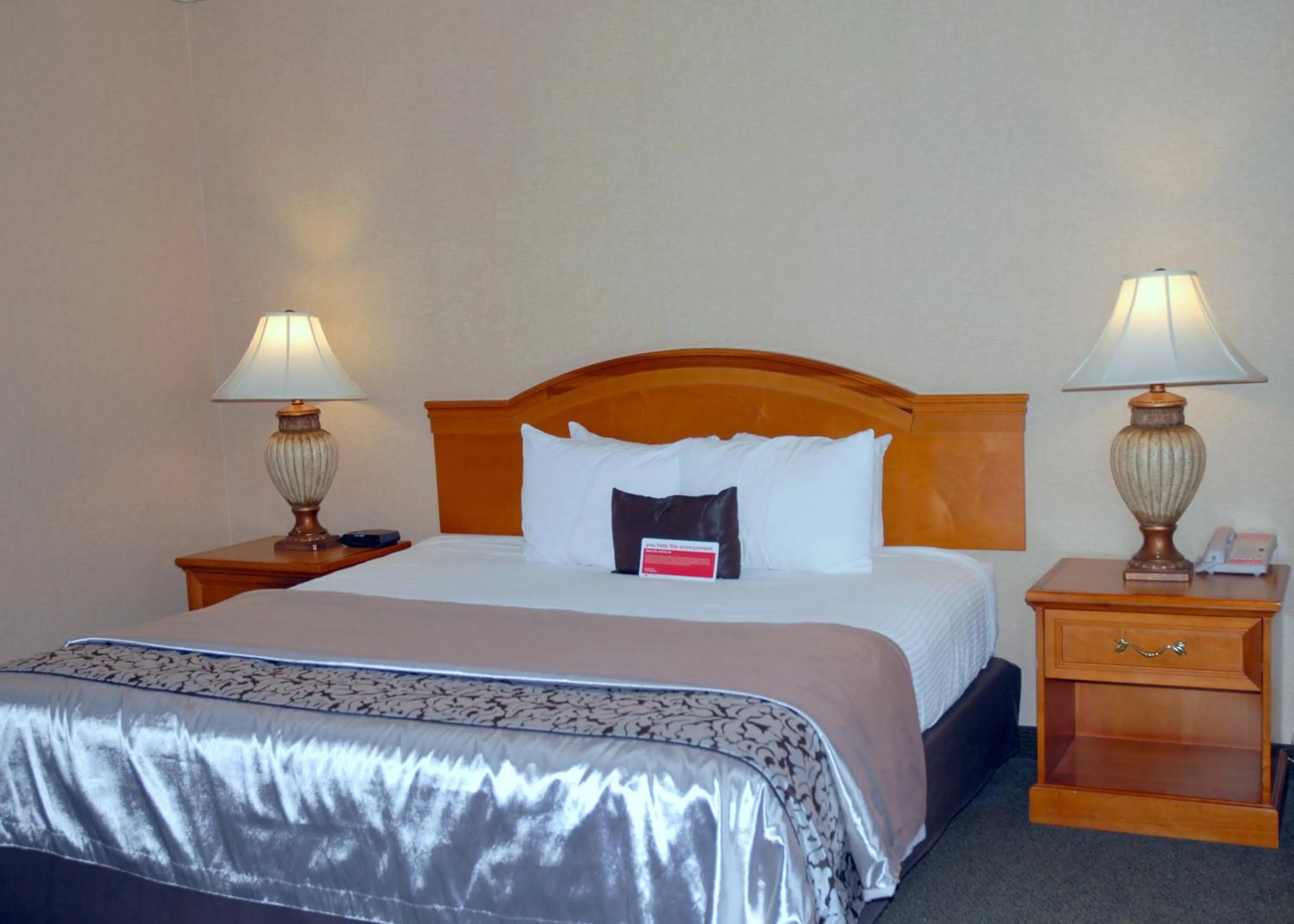 Kitchen or kitchenette, Bed in Ramada by Wyndham Olympia